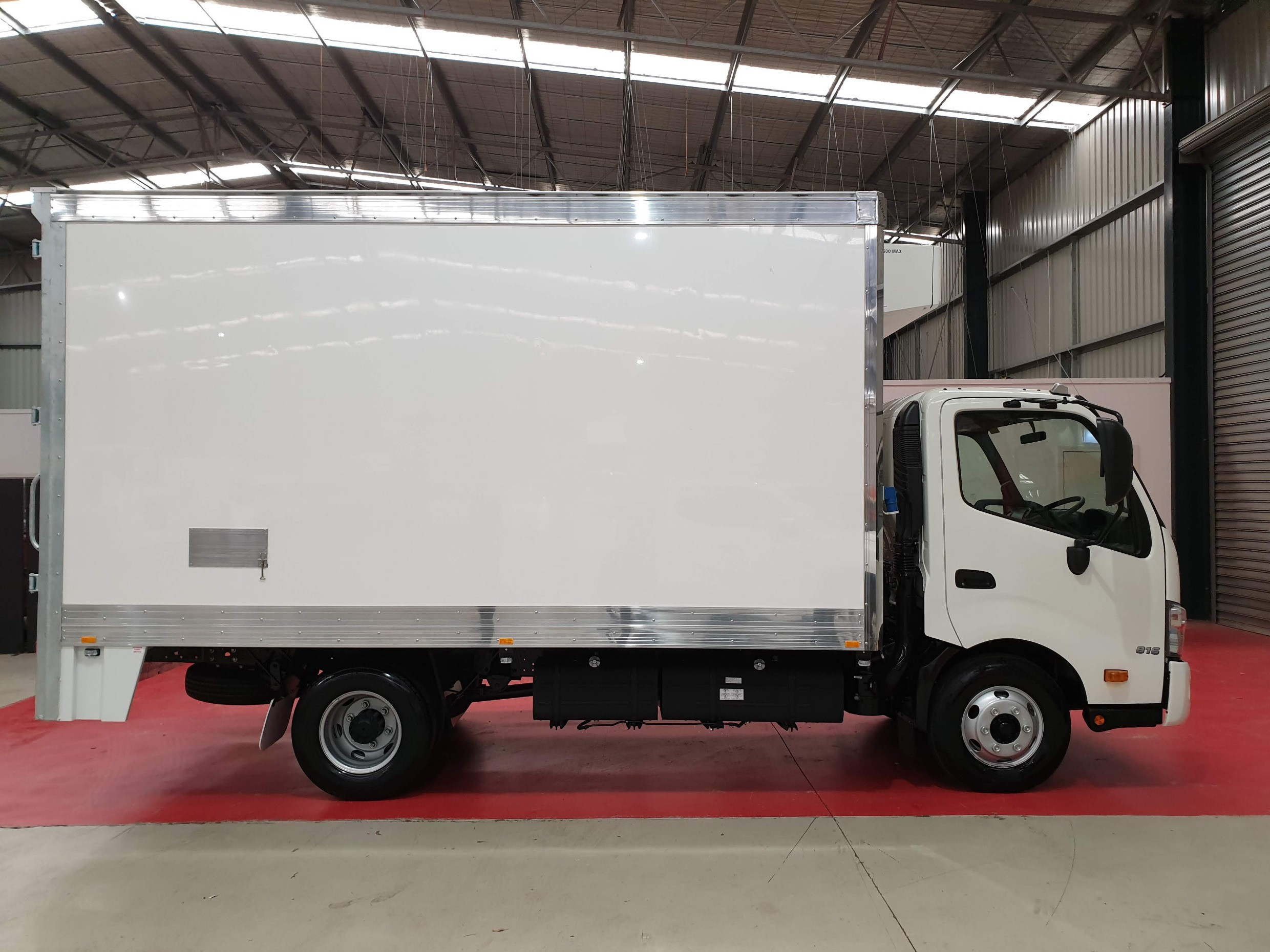 2019 HINO 816 - 300 SERIES AUTOMATIC REFRIGERATED TRUCK