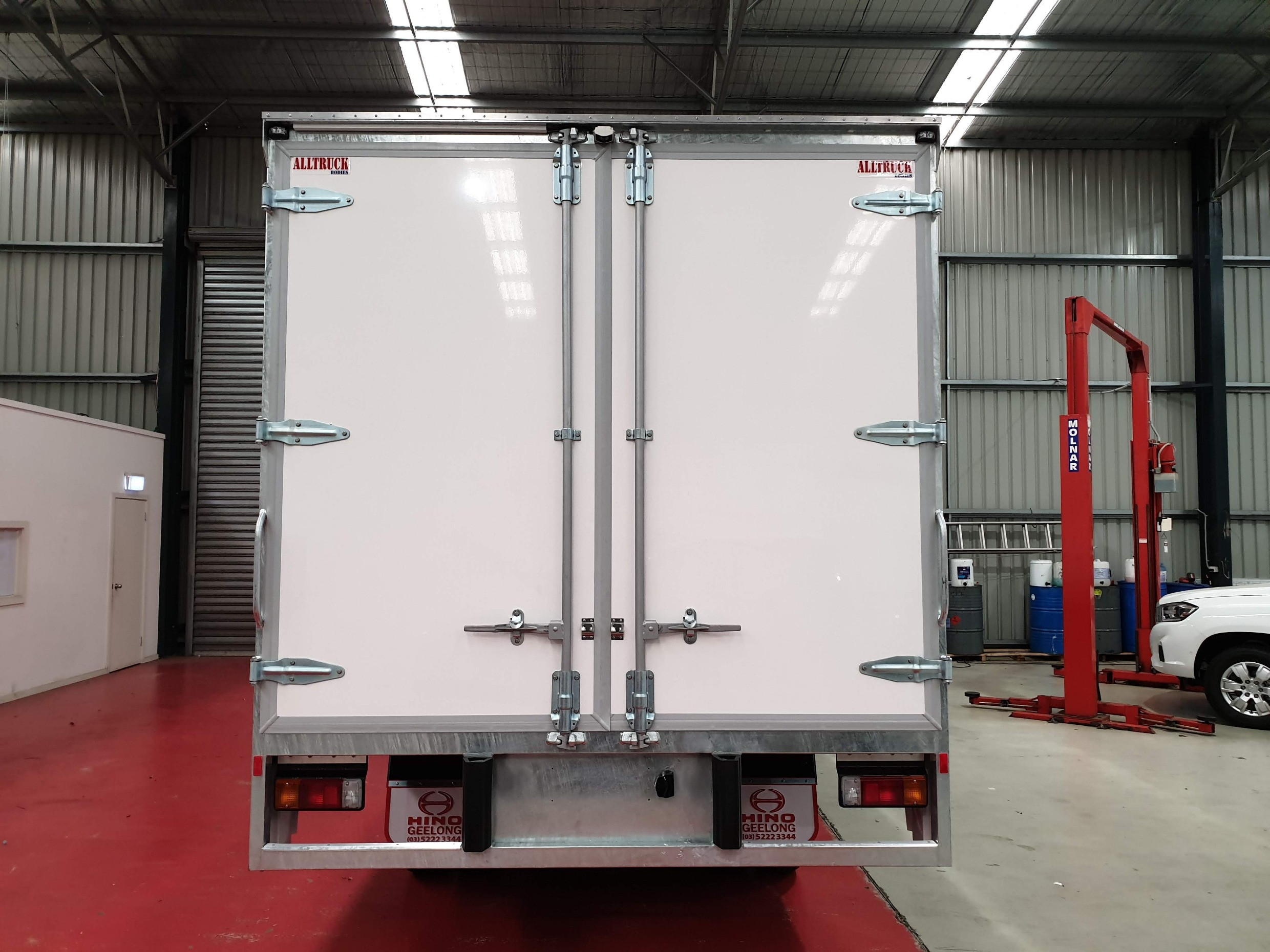 2019 HINO 816 - 300 SERIES AUTOMATIC REFRIGERATED TRUCK