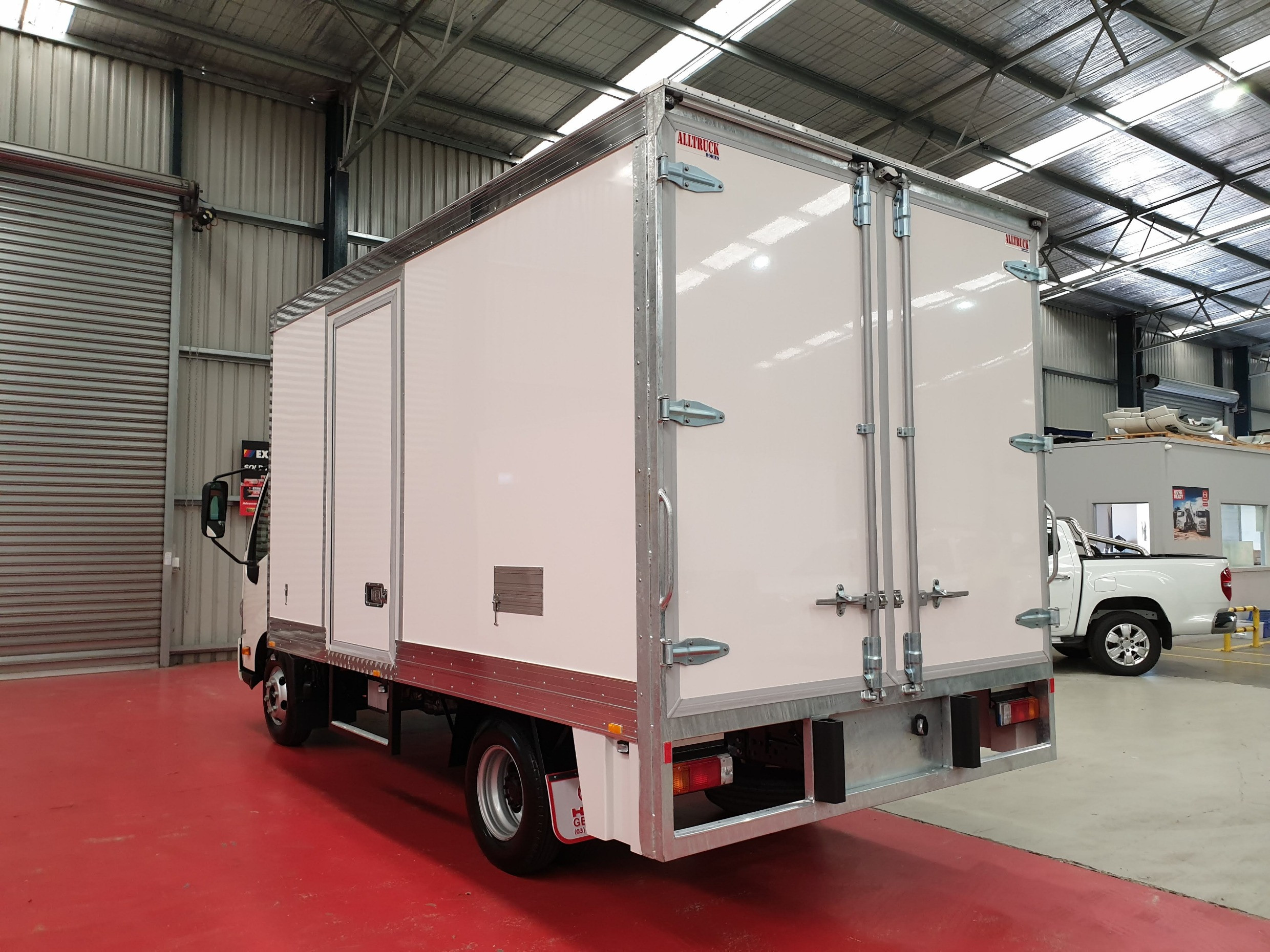 2019 HINO 816 - 300 SERIES AUTOMATIC REFRIGERATED TRUCK