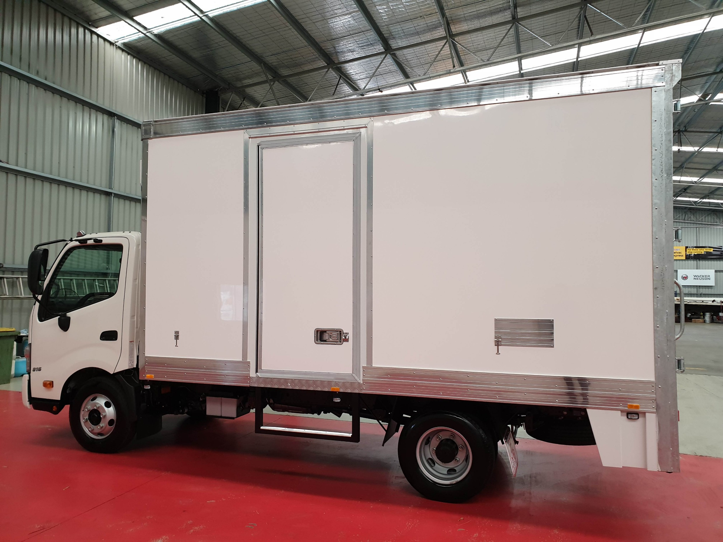 2019 HINO 816 - 300 SERIES AUTOMATIC REFRIGERATED TRUCK