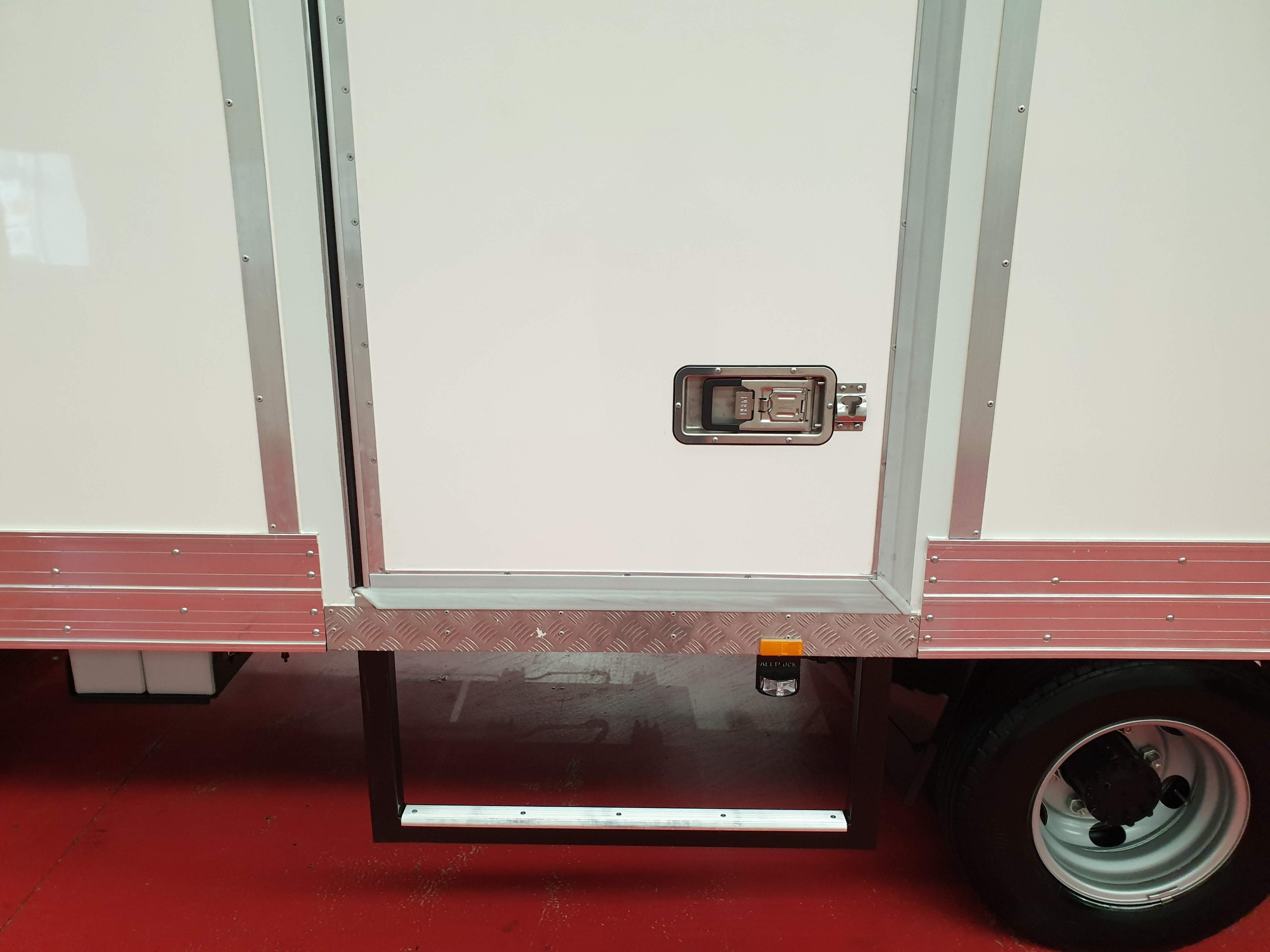 2019 HINO 816 - 300 SERIES AUTOMATIC REFRIGERATED TRUCK