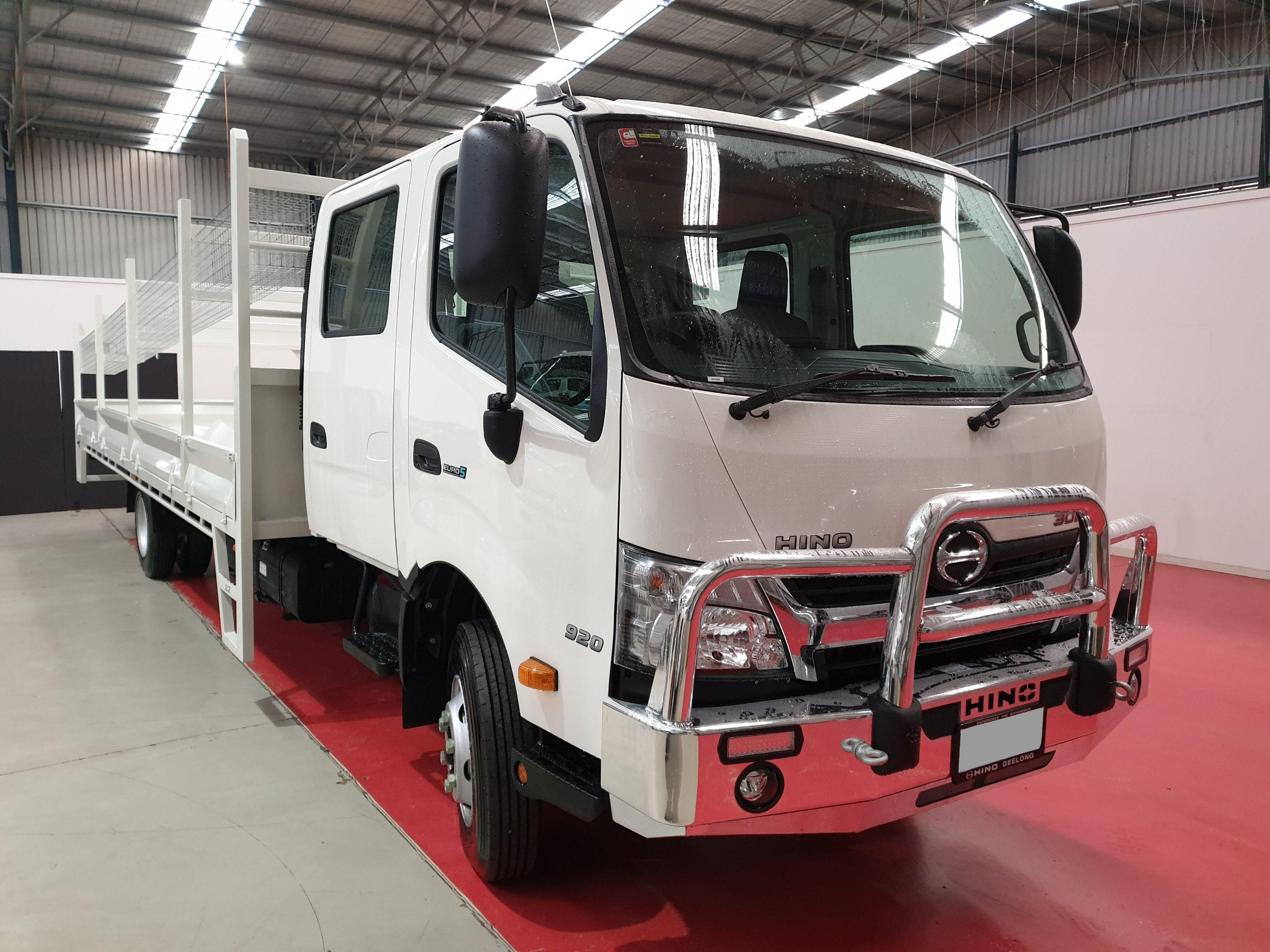 2019 HINO 920 - 300 SERIES CREW CAB CONCRETE TRAY TRUCK MANUAL TRAY