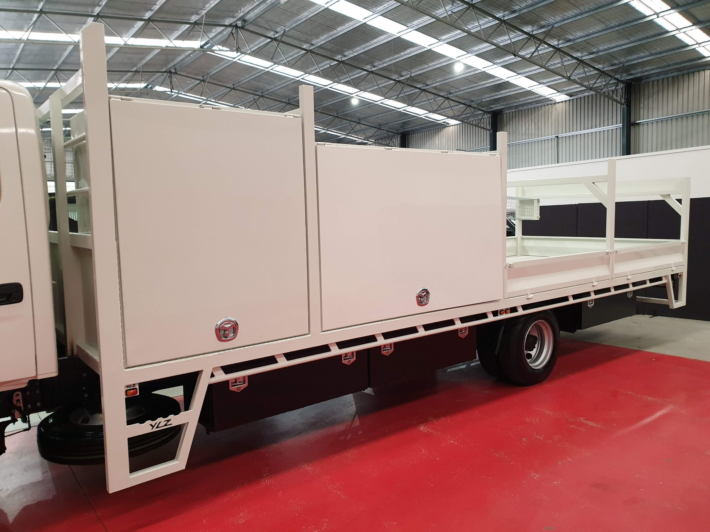 2019 HINO 920 - 300 SERIES CREW CAB CONCRETE TRAY TRUCK MANUAL TRAY