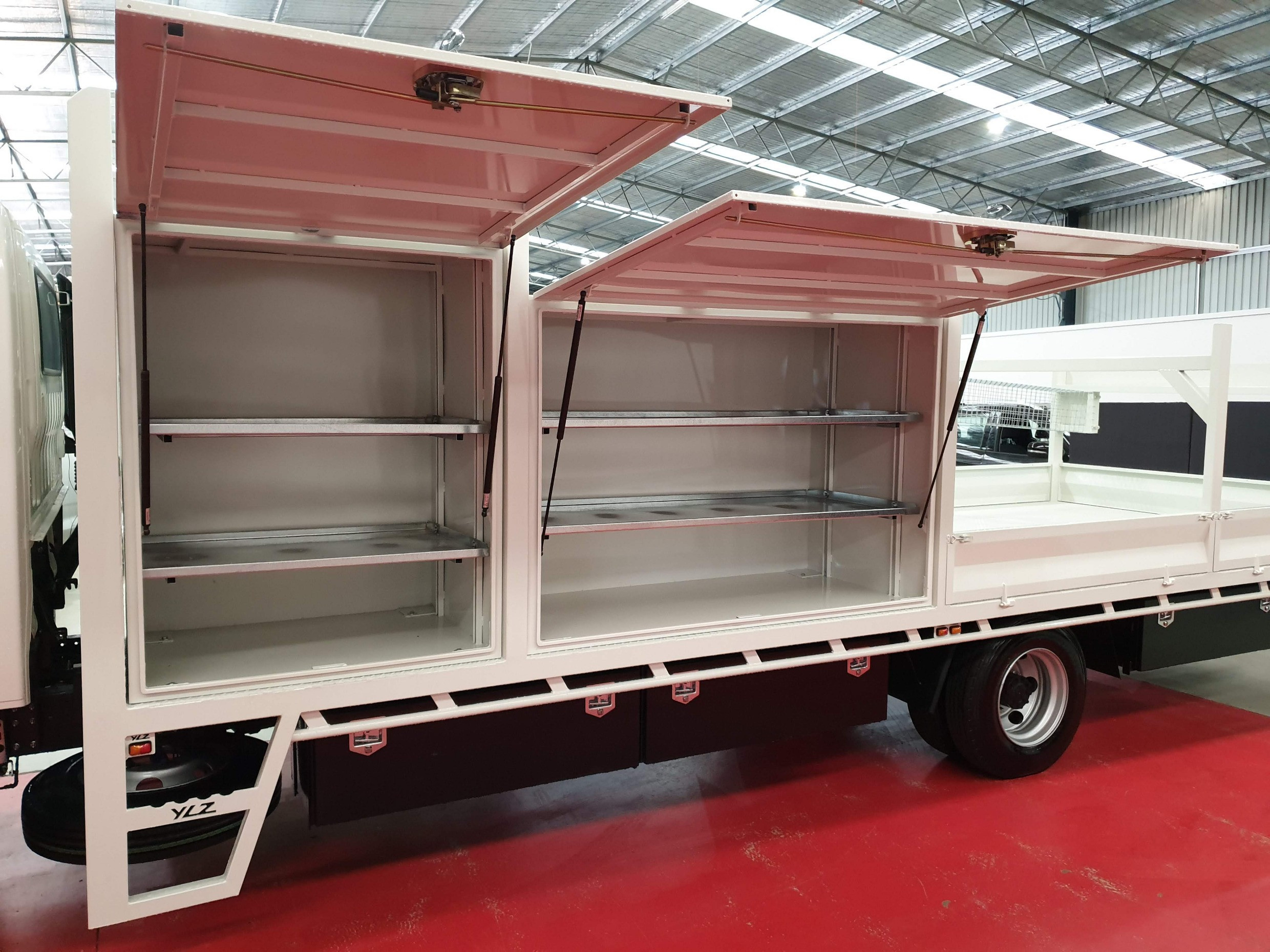 2019 HINO 920 - 300 SERIES CREW CAB CONCRETE TRAY TRUCK MANUAL TRAY