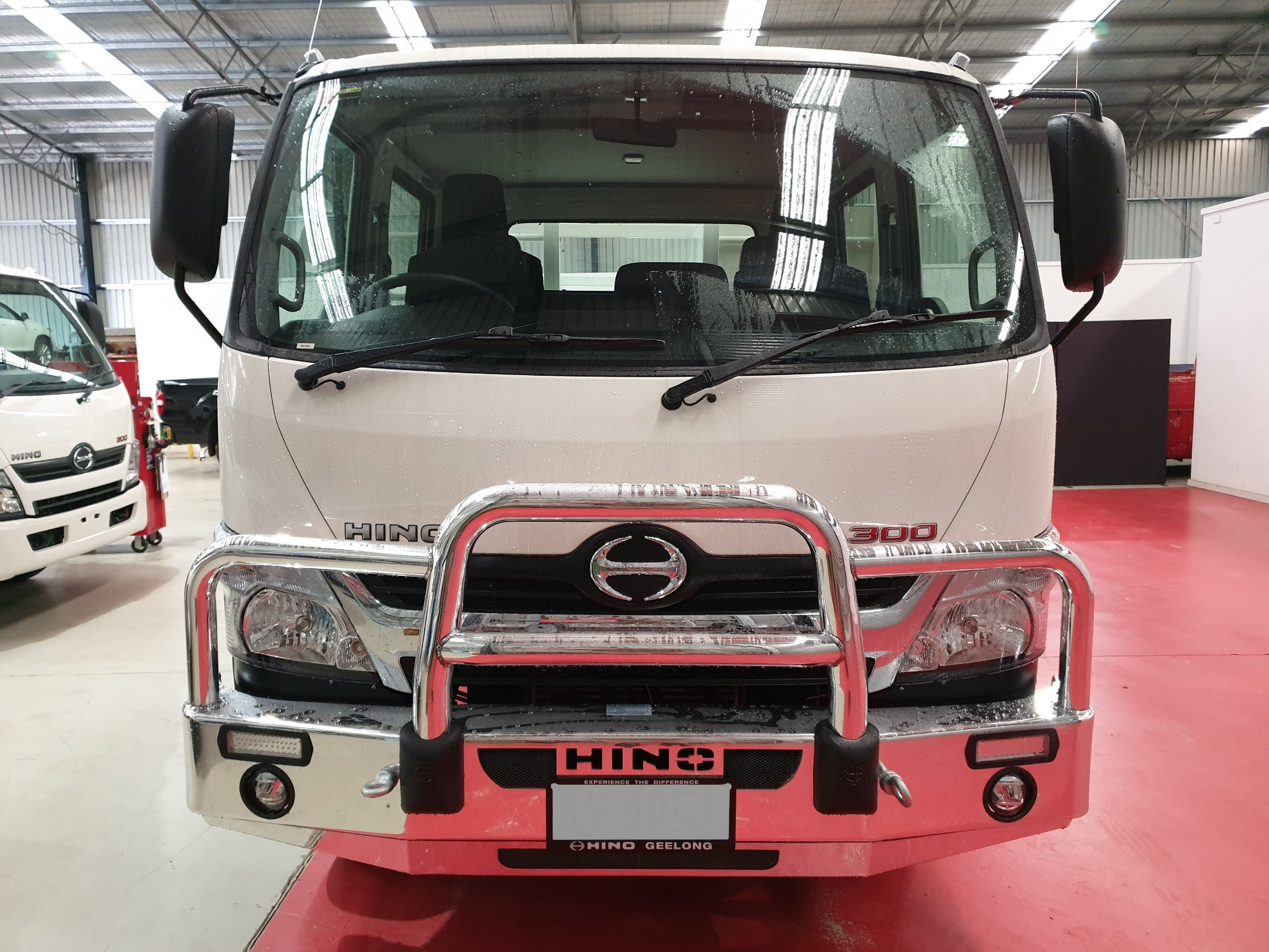 2019 HINO 920 - 300 SERIES CREW CAB CONCRETE TRAY TRUCK MANUAL TRAY