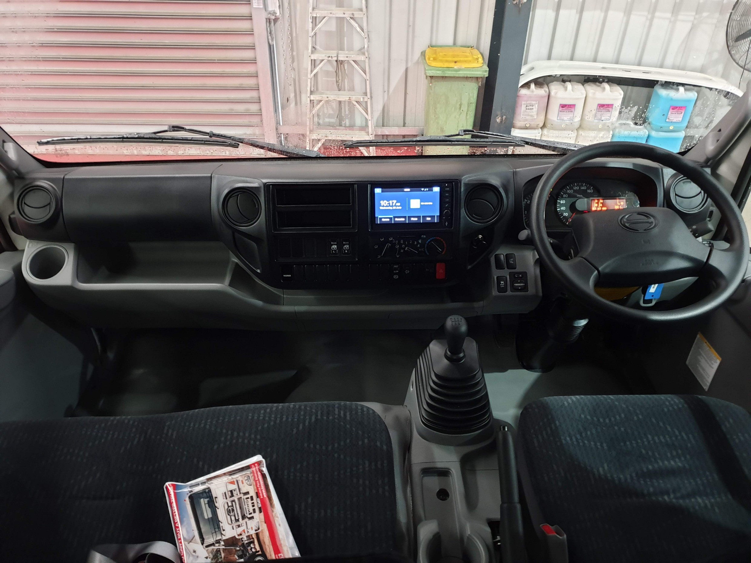 2019 HINO 920 - 300 SERIES CREW CAB CONCRETE TRAY TRUCK MANUAL TRAY