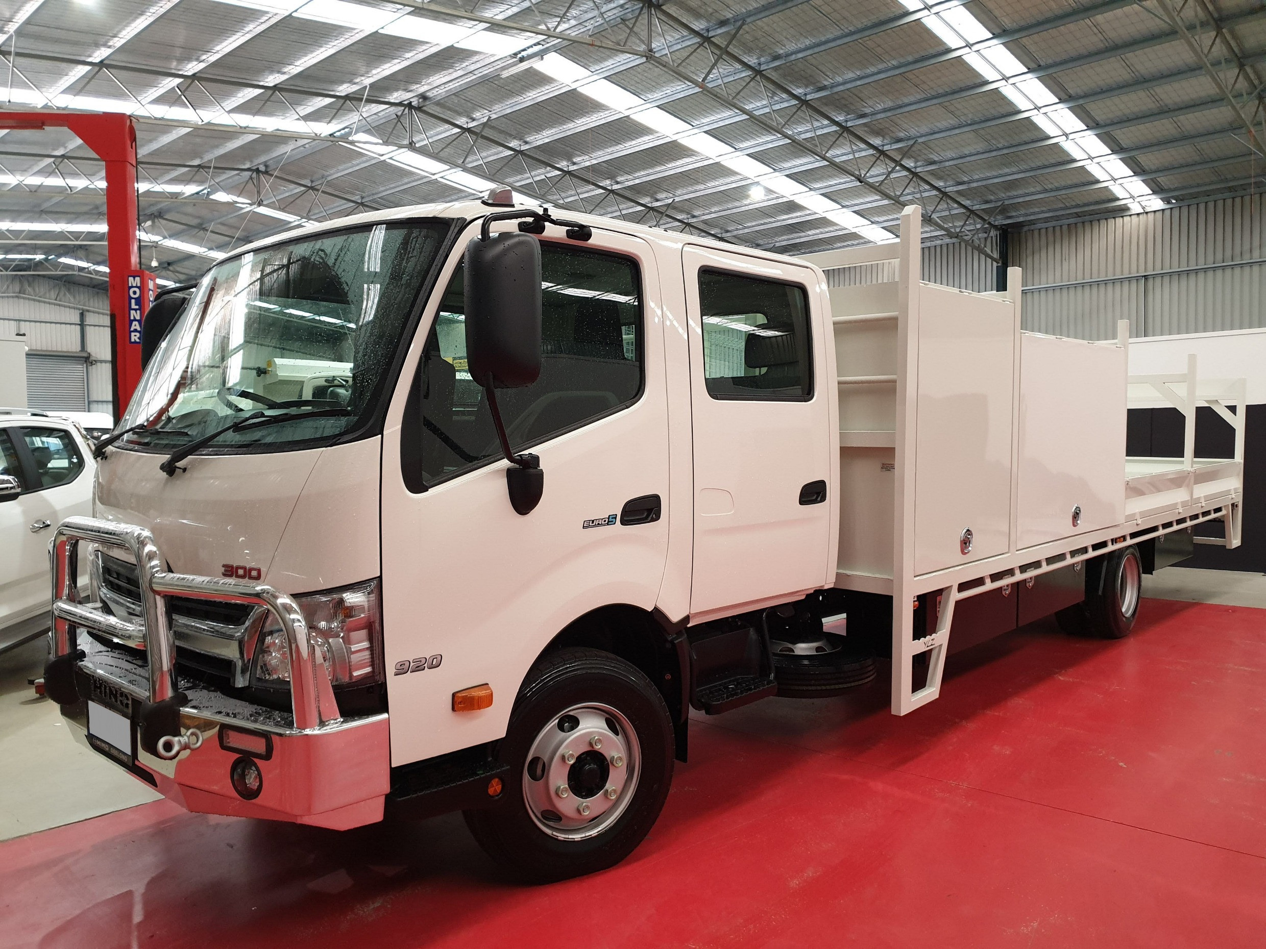2019 HINO 920 - 300 SERIES CREW CAB CONCRETE TRAY TRUCK MANUAL TRAY