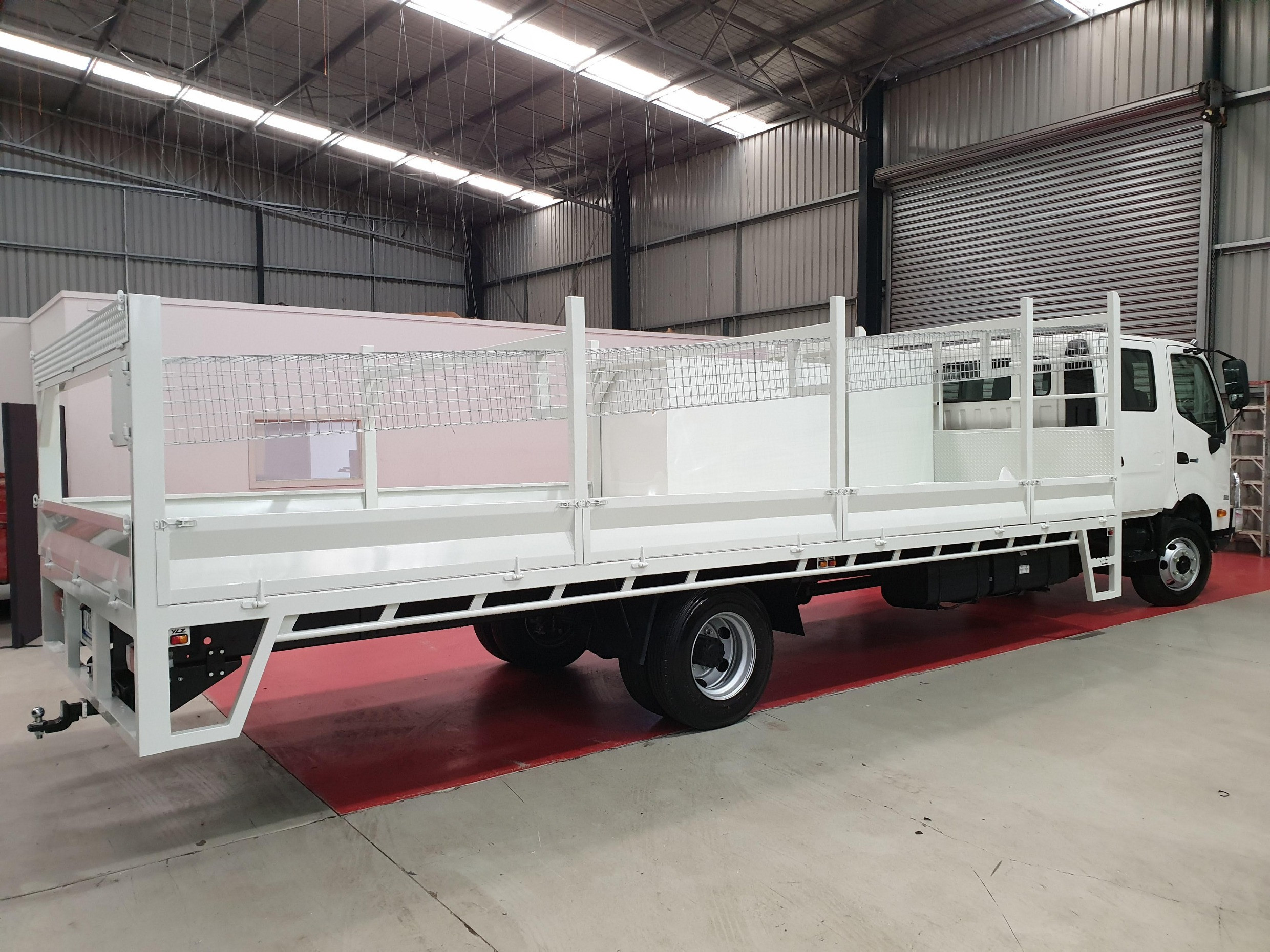 2019 HINO 920 - 300 SERIES CREW CAB CONCRETE TRAY TRUCK MANUAL TRAY