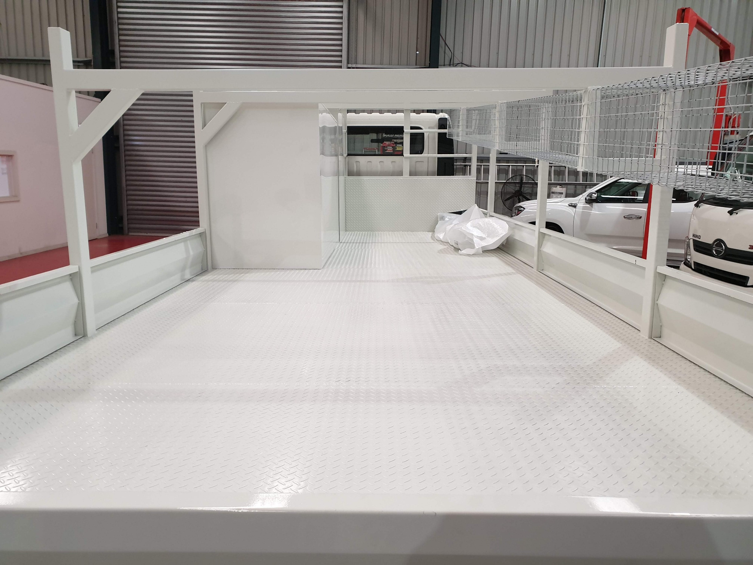 2019 HINO 920 - 300 SERIES CREW CAB CONCRETE TRAY TRUCK MANUAL TRAY