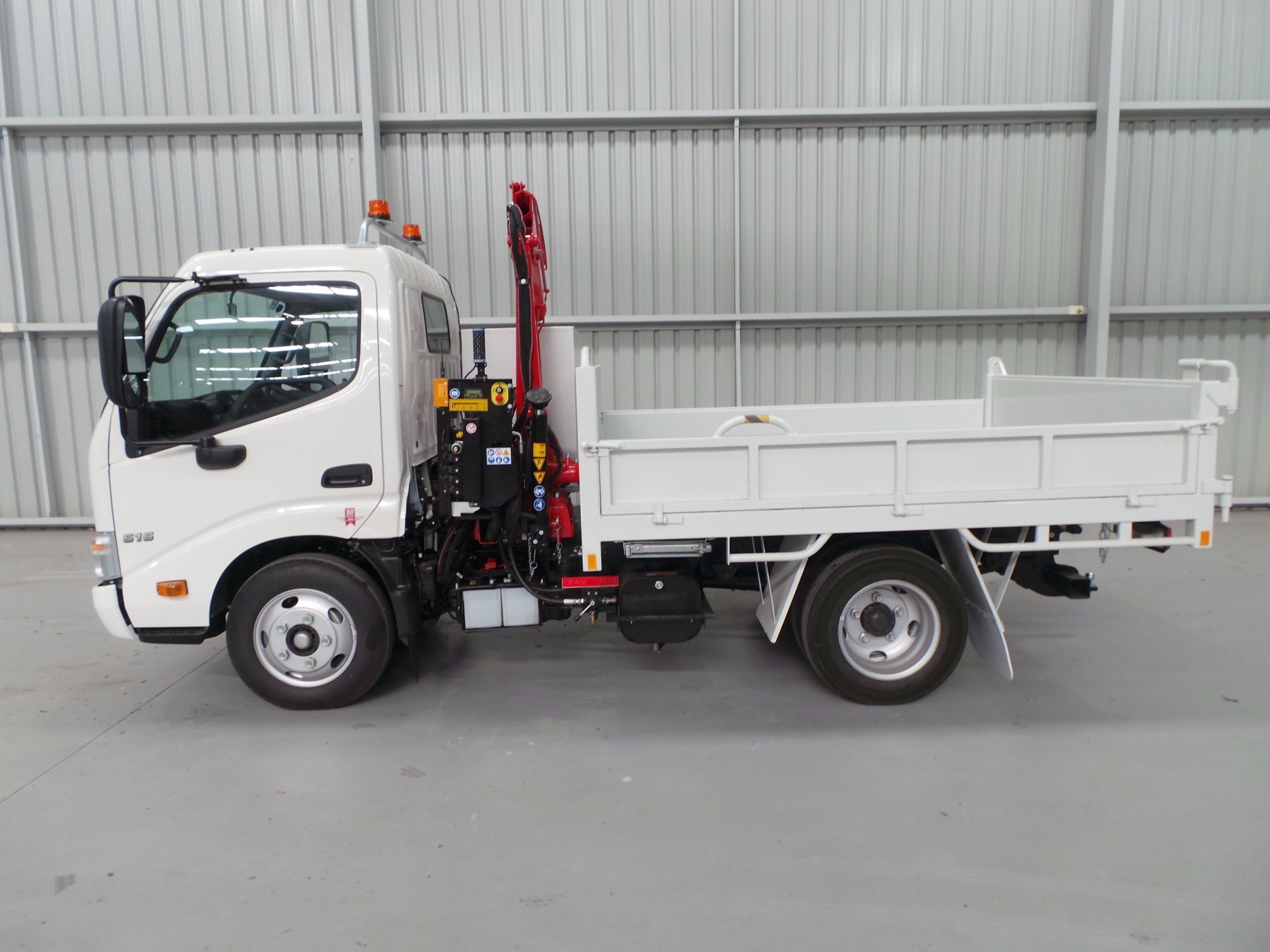 2020 HINO 616 - 300 SERIES AUTOMATIC CRANE TRUCK