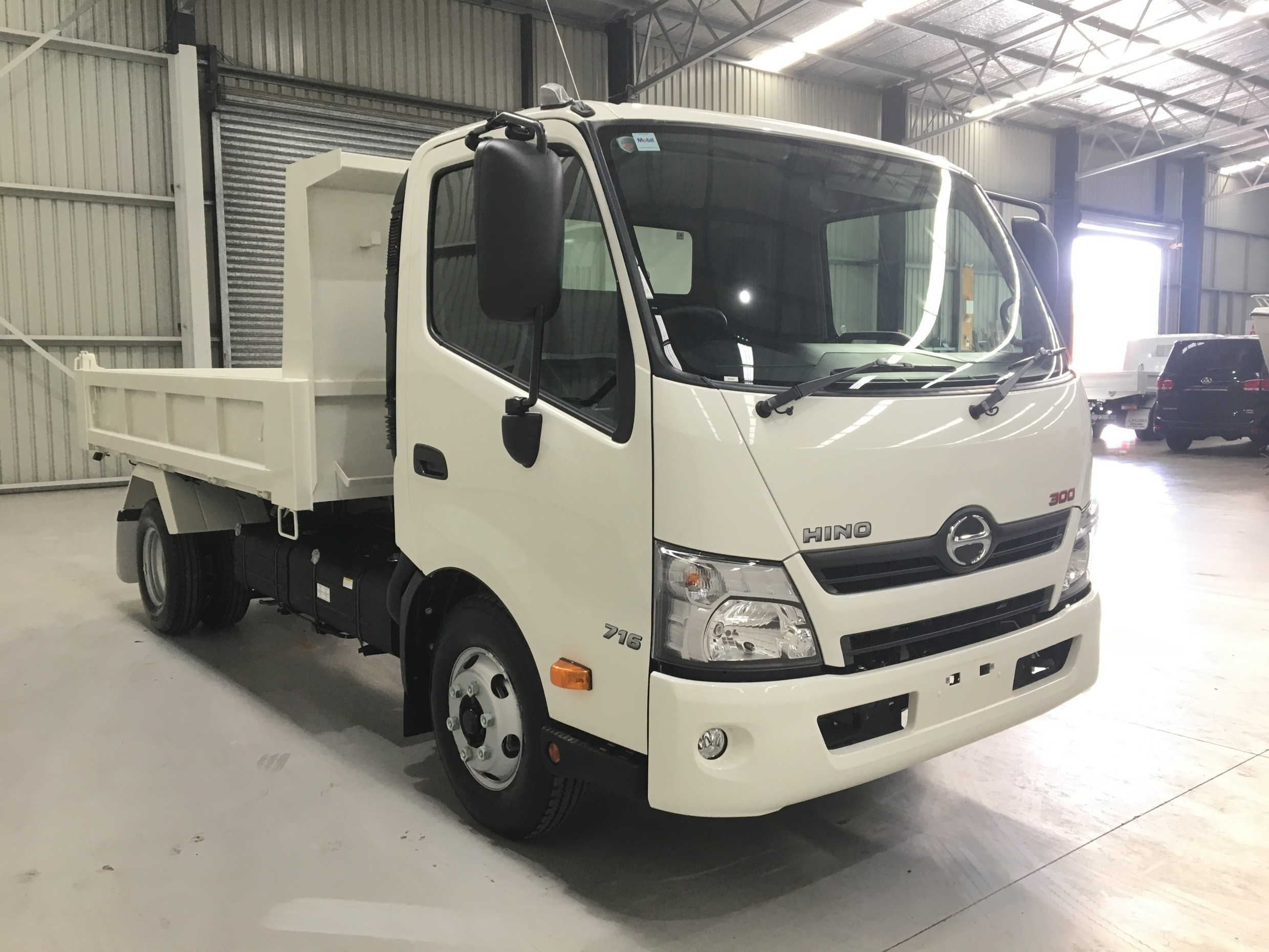 2021 HINO 716 - 300 SERIES TRUCK 716 - 300 SERIES AUTOMATIC TIPPER