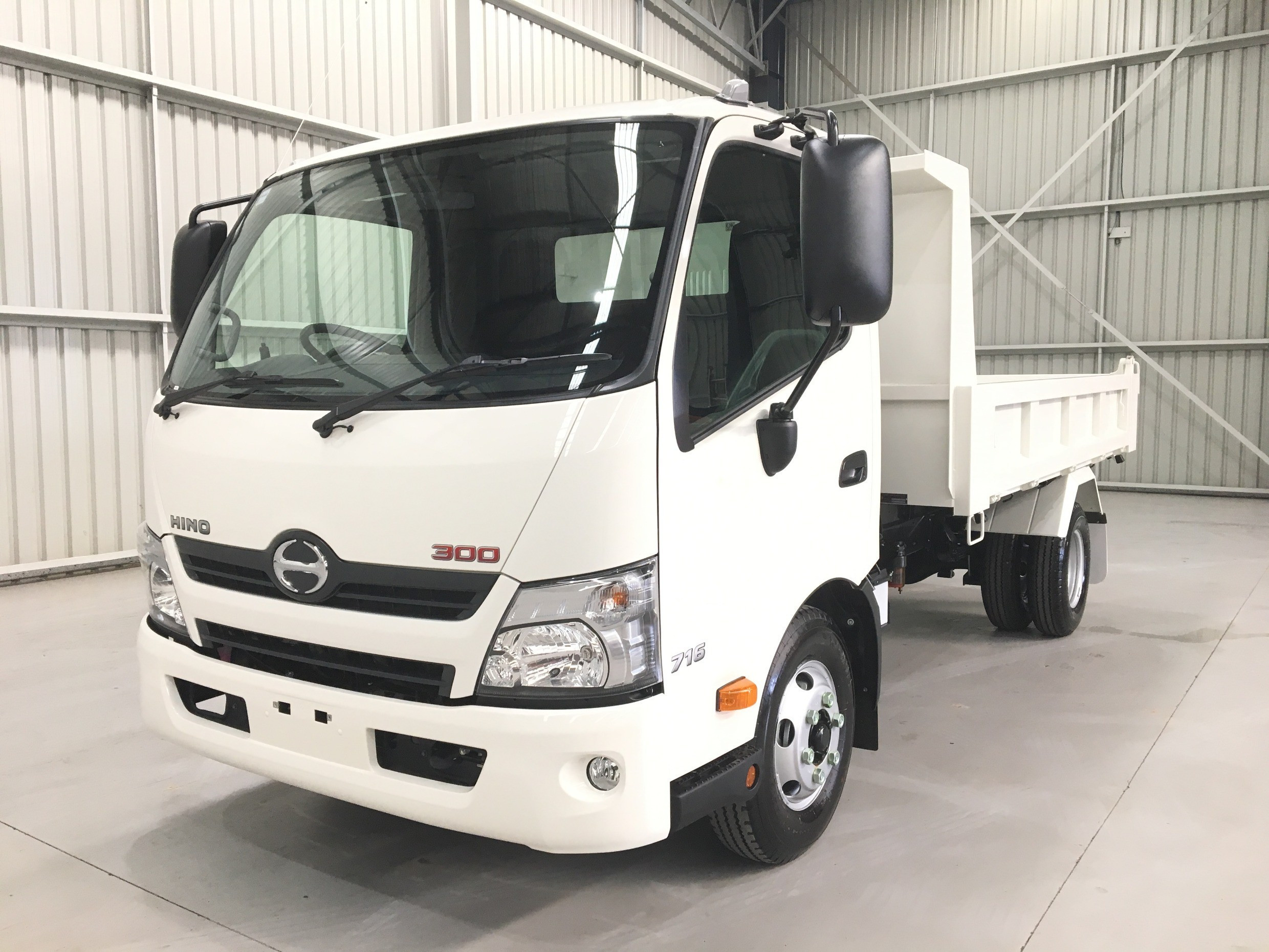 2021 HINO 716 - 300 SERIES TRUCK 716 - 300 SERIES AUTOMATIC TIPPER