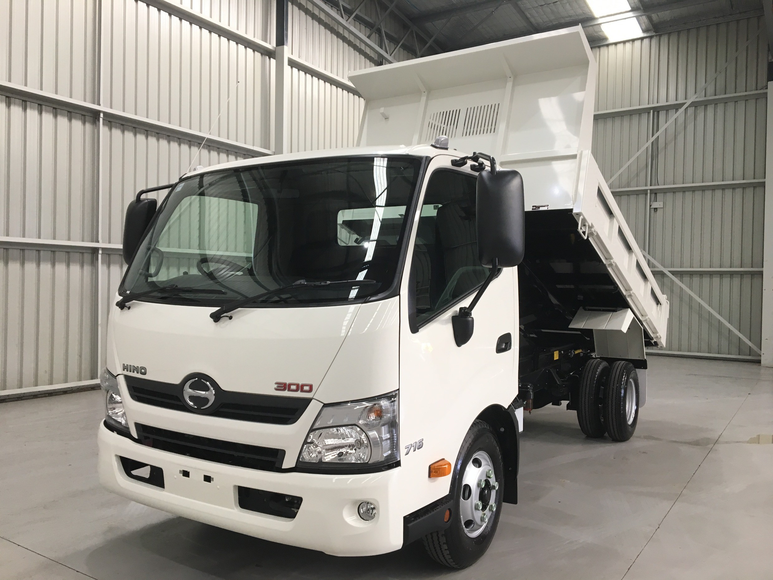 2021 HINO 716 - 300 SERIES TRUCK 716 - 300 SERIES AUTOMATIC TIPPER