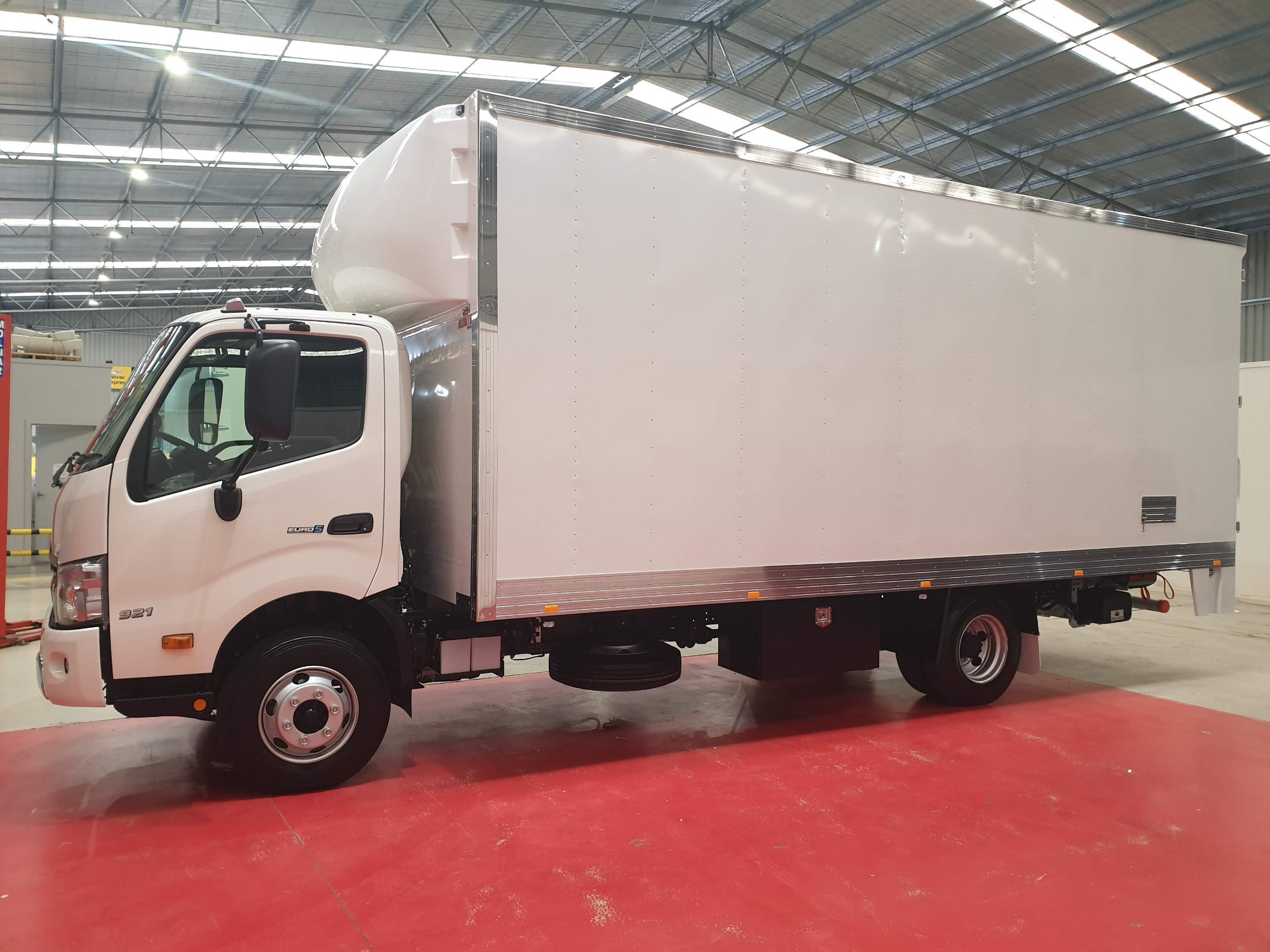 2021 HINO 921- 300 SERIES AUTOMATIC PANTECH