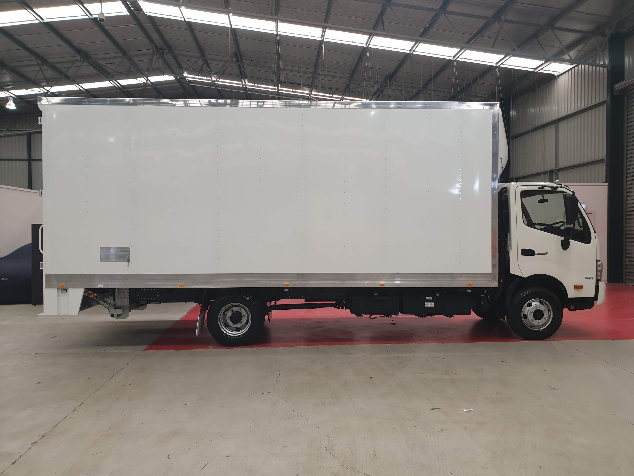 2021 HINO 921- 300 SERIES AUTOMATIC PANTECH