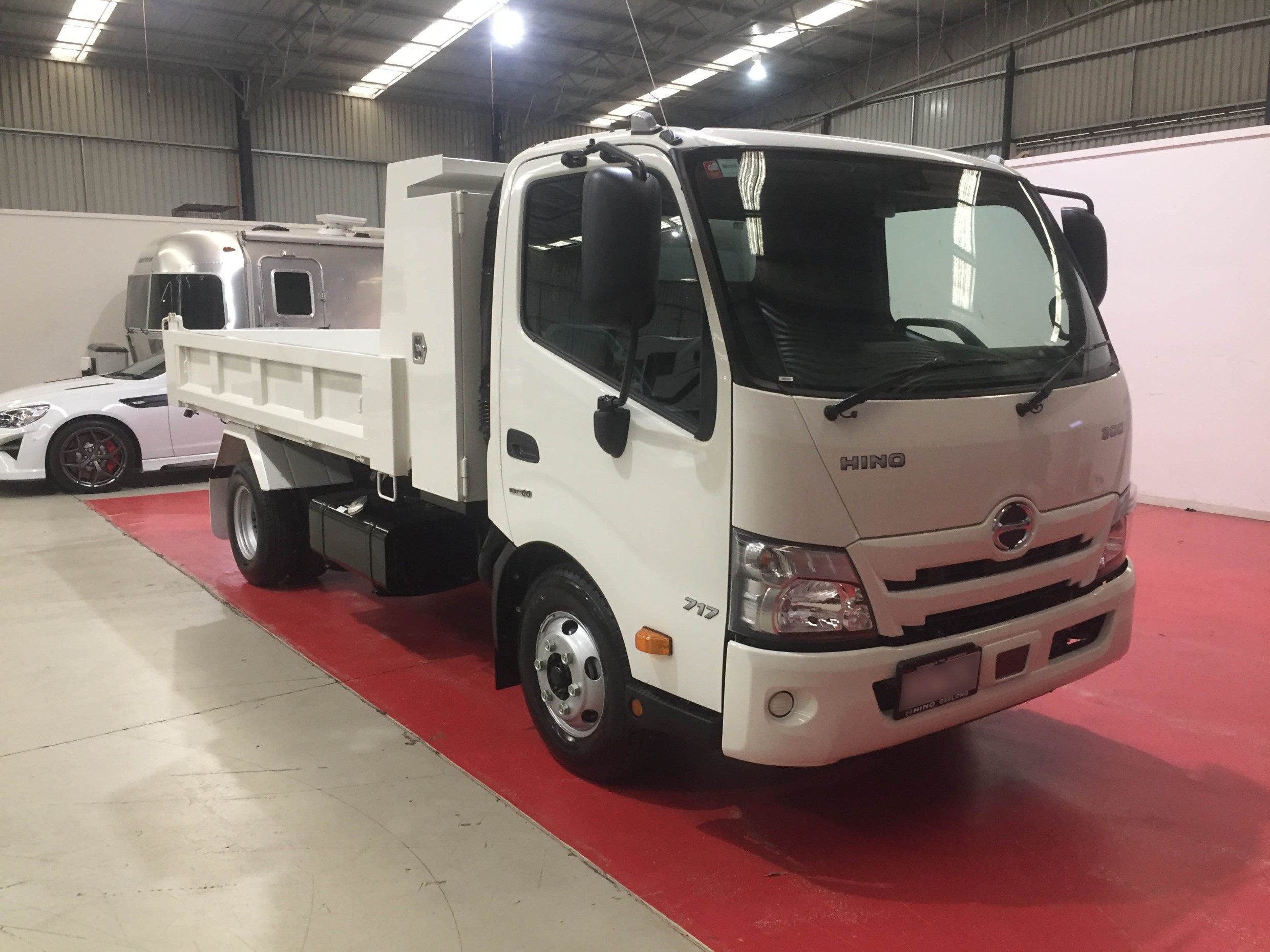 2021 HINO 717 - 300 SERIES MANUAL TIPPER