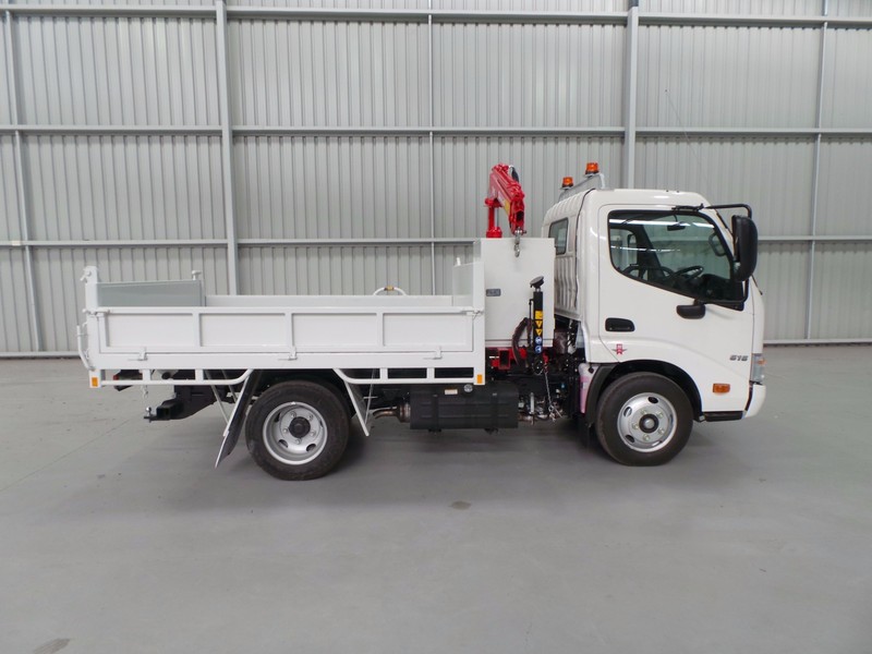 2016 HINO 616 - 300 Series 616 - 300 Series Truck