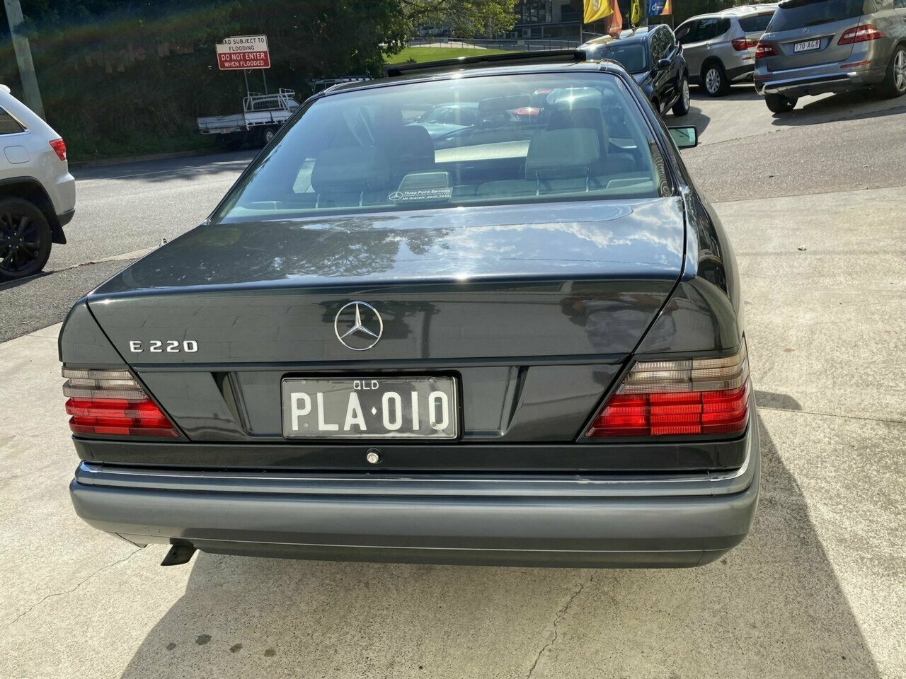1996 MERCEDES-BENZ E220 C 4 SP AUTOMATIC 2D COUPE