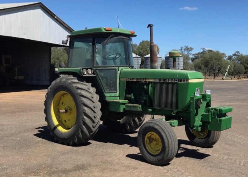 JOHN DEERE 4240 Tractor