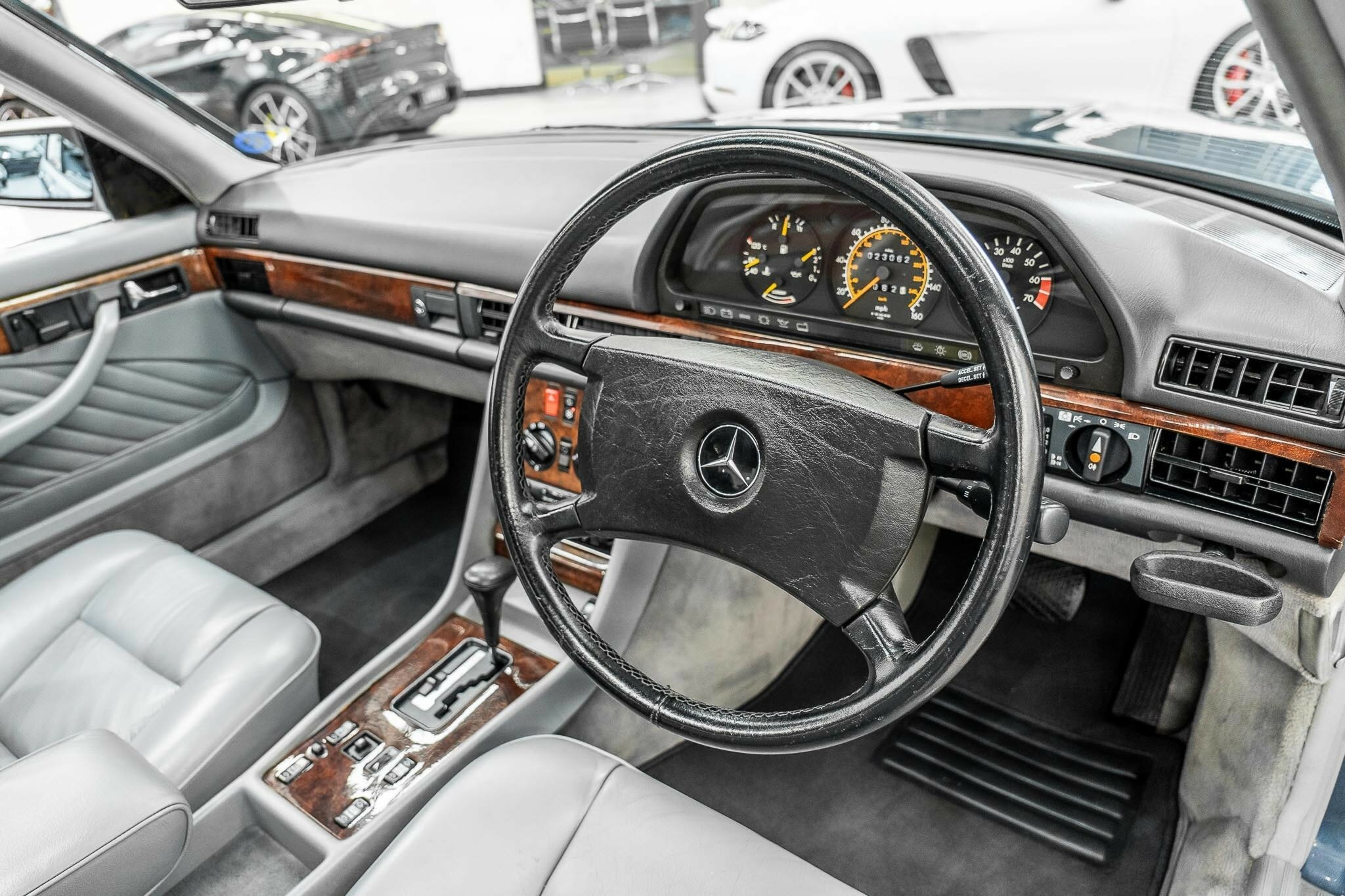 1986 MERCEDES-BENZ 420 SEC 4 SP AUTOMATIC 2D COUPE