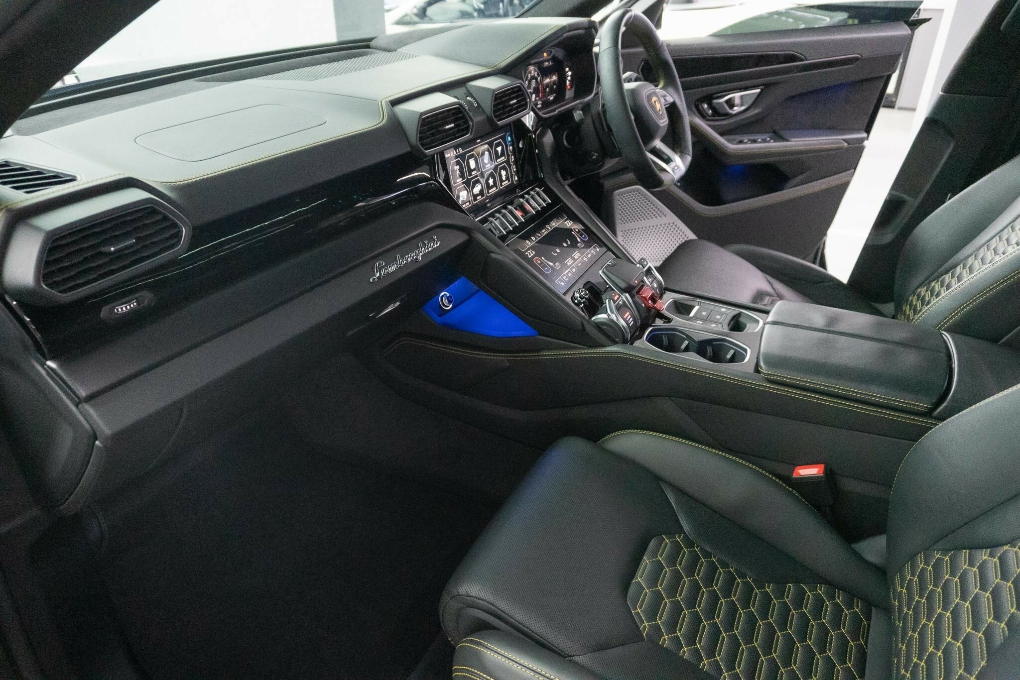 2021 LAMBORGHINI URUS 636 MY22 8 SP AUTOMATIC 4D WAGON