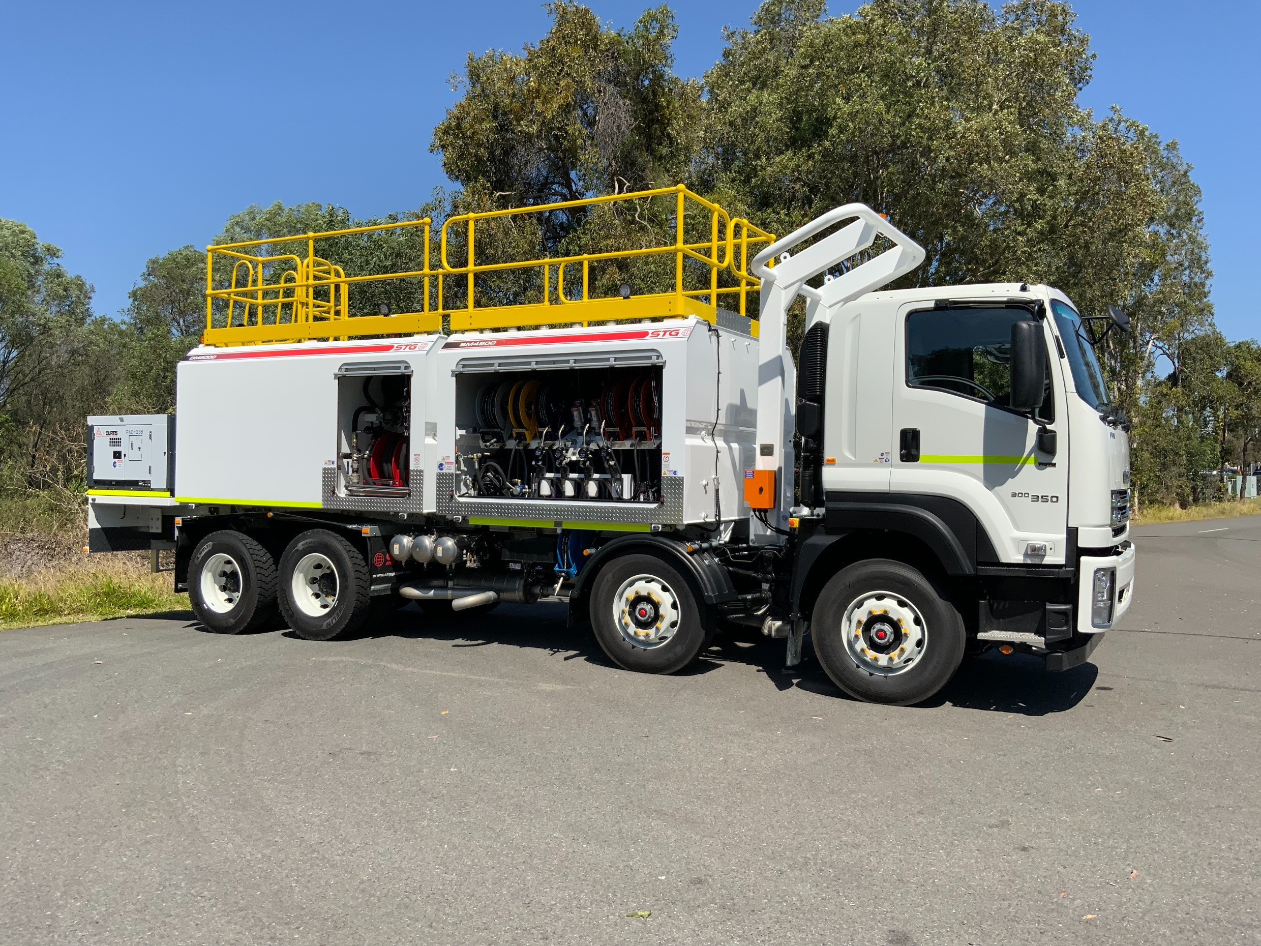 2025 ISUZU FYH 300-350 9,000LT DIESEL + 7 X 700LT OIL TRUCK FYH 300-350 AUTOMATIC SERVICE BODY