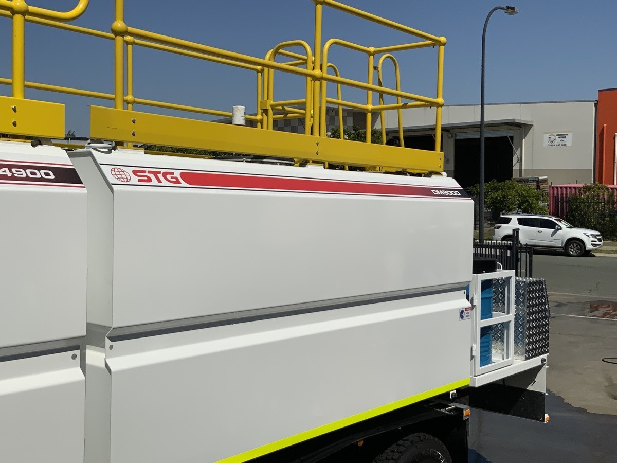 2025 ISUZU FYH 300-350 9,000LT DIESEL + 7 X 700LT OIL TRUCK FYH 300-350 AUTOMATIC SERVICE BODY