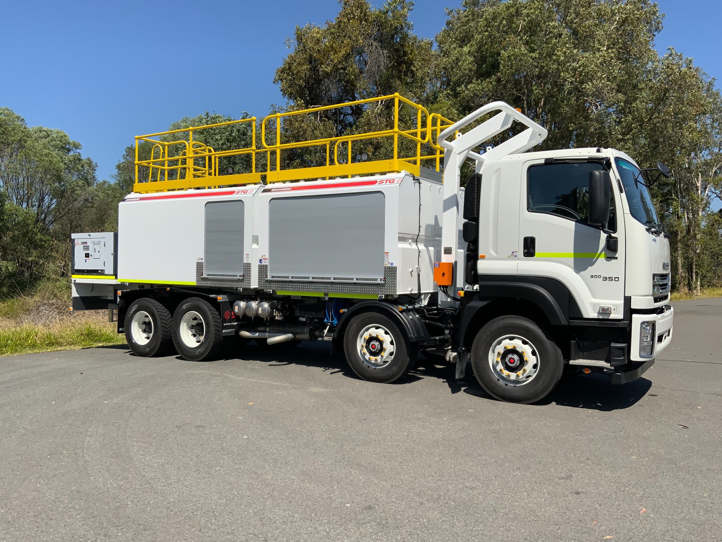 2025 ISUZU FYH 300-350 9,000LT DIESEL + 7 X 700LT OIL TRUCK FYH 300-350 AUTOMATIC SERVICE BODY