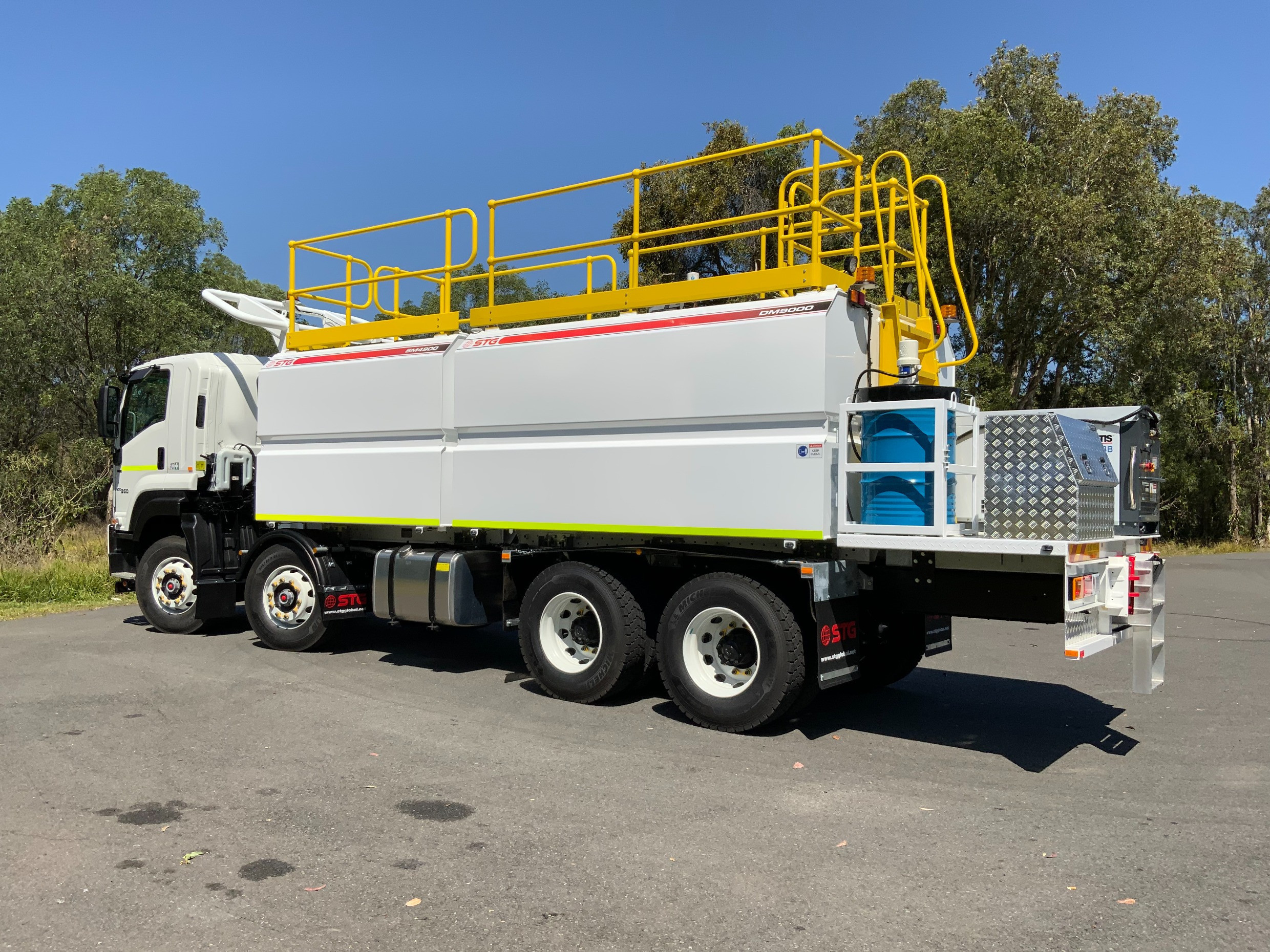 2025 ISUZU FYH 300-350 9,000LT DIESEL + 7 X 700LT OIL TRUCK FYH 300-350 AUTOMATIC SERVICE BODY