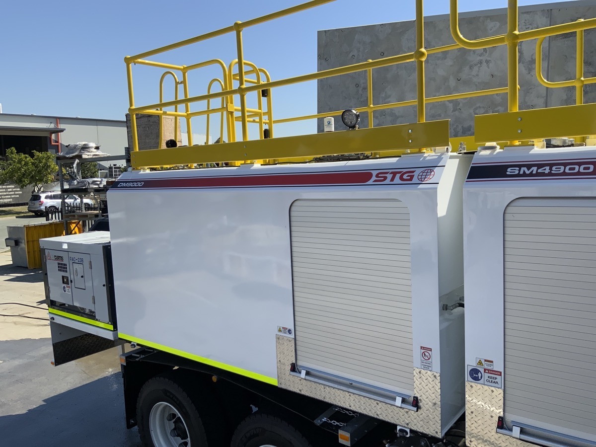 2025 ISUZU FYH 300-350 9,000LT DIESEL + 7 X 700LT OIL TRUCK FYH 300-350 AUTOMATIC SERVICE BODY