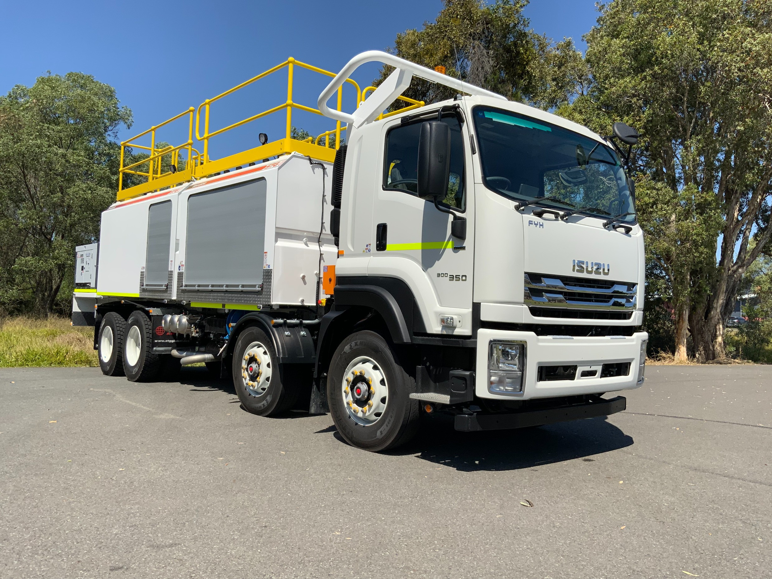 2025 ISUZU FYH 300-350 9,000LT DIESEL + 7 X 700LT OIL TRUCK FYH 300-350 AUTOMATIC SERVICE BODY