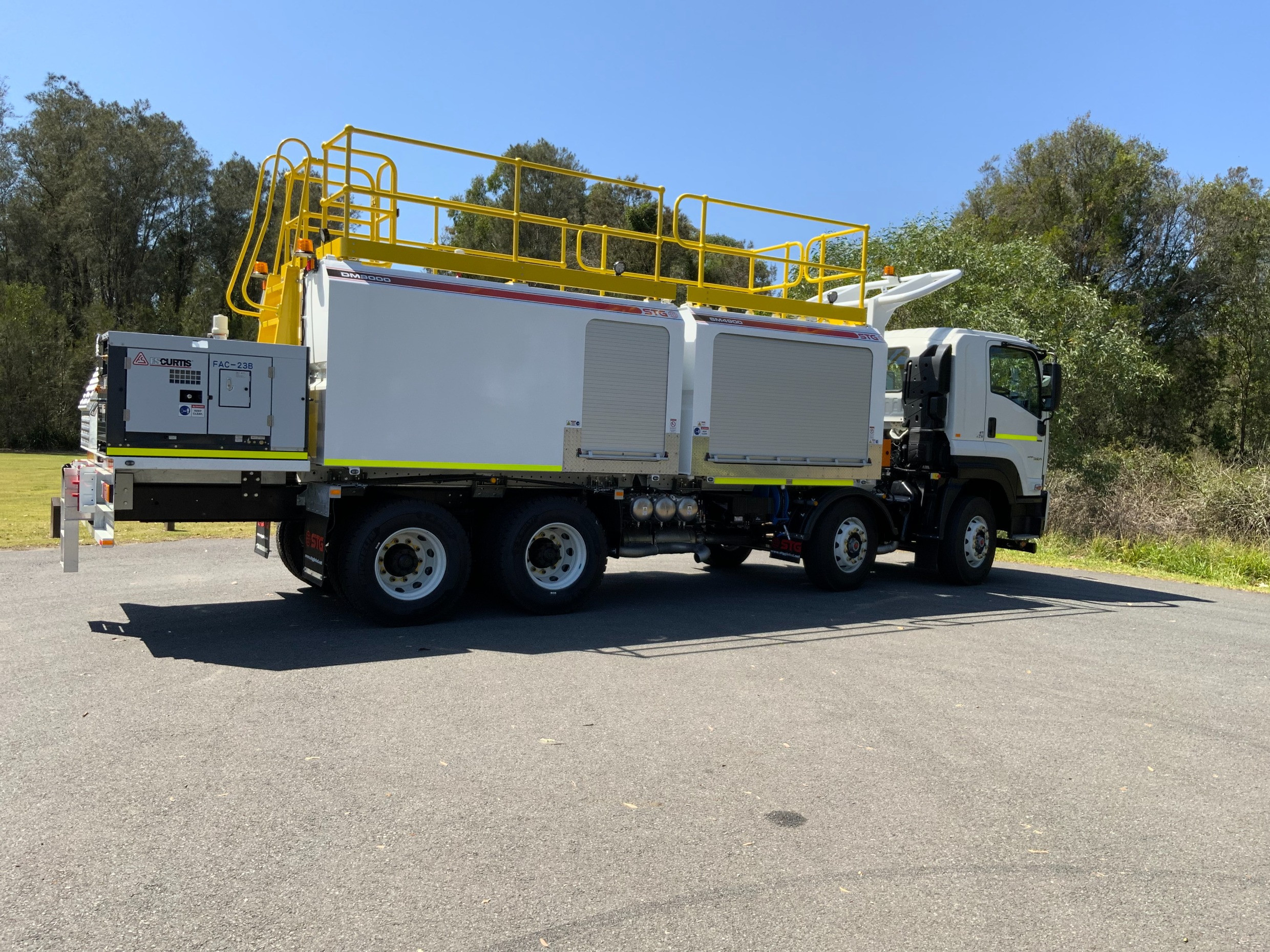 2025 ISUZU FYH 300-350 9,000LT DIESEL + 7 X 700LT OIL TRUCK FYH 300-350 AUTOMATIC SERVICE BODY