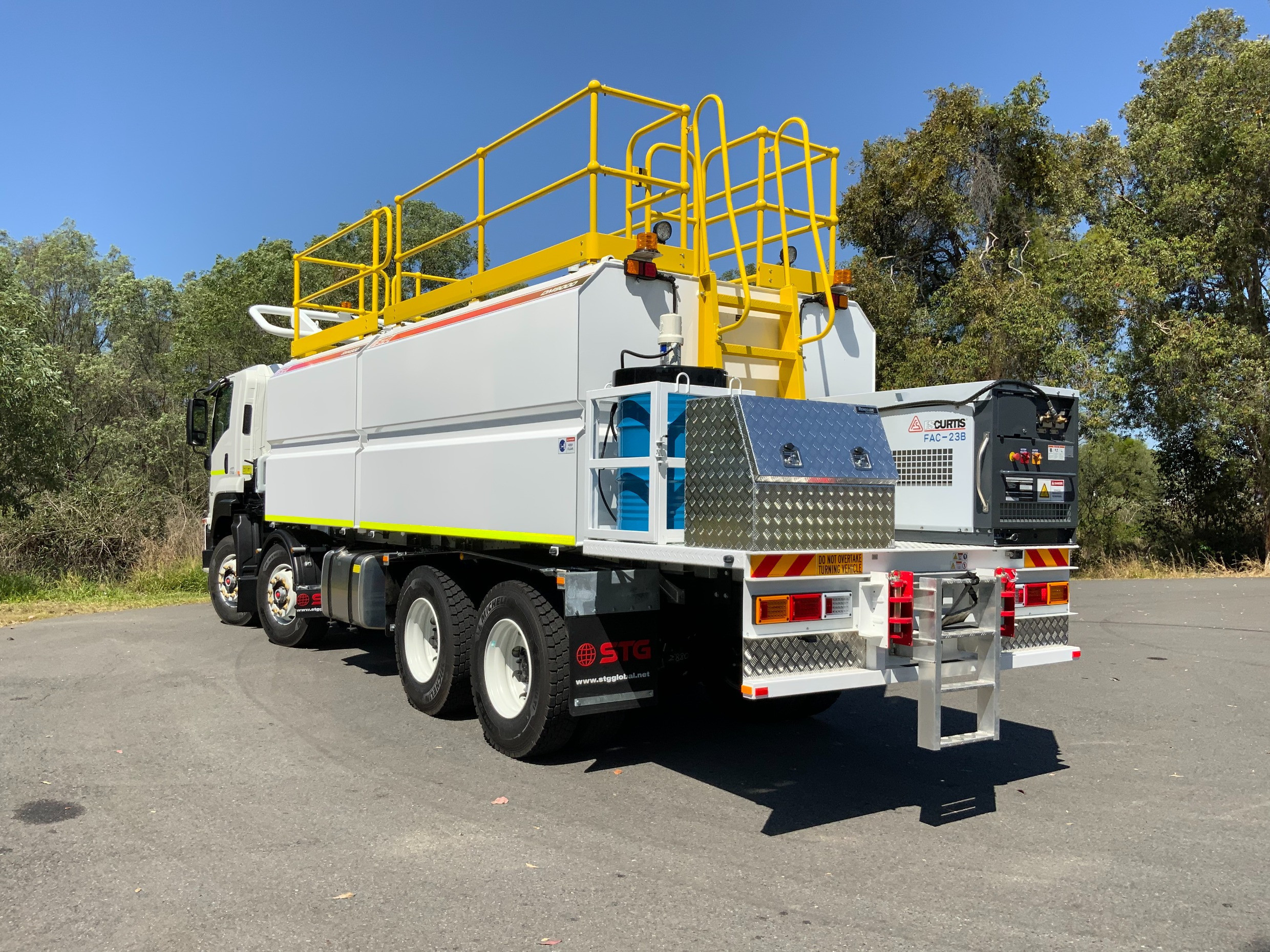 2025 ISUZU FYH 300-350 9,000LT DIESEL + 7 X 700LT OIL TRUCK FYH 300-350 AUTOMATIC SERVICE BODY