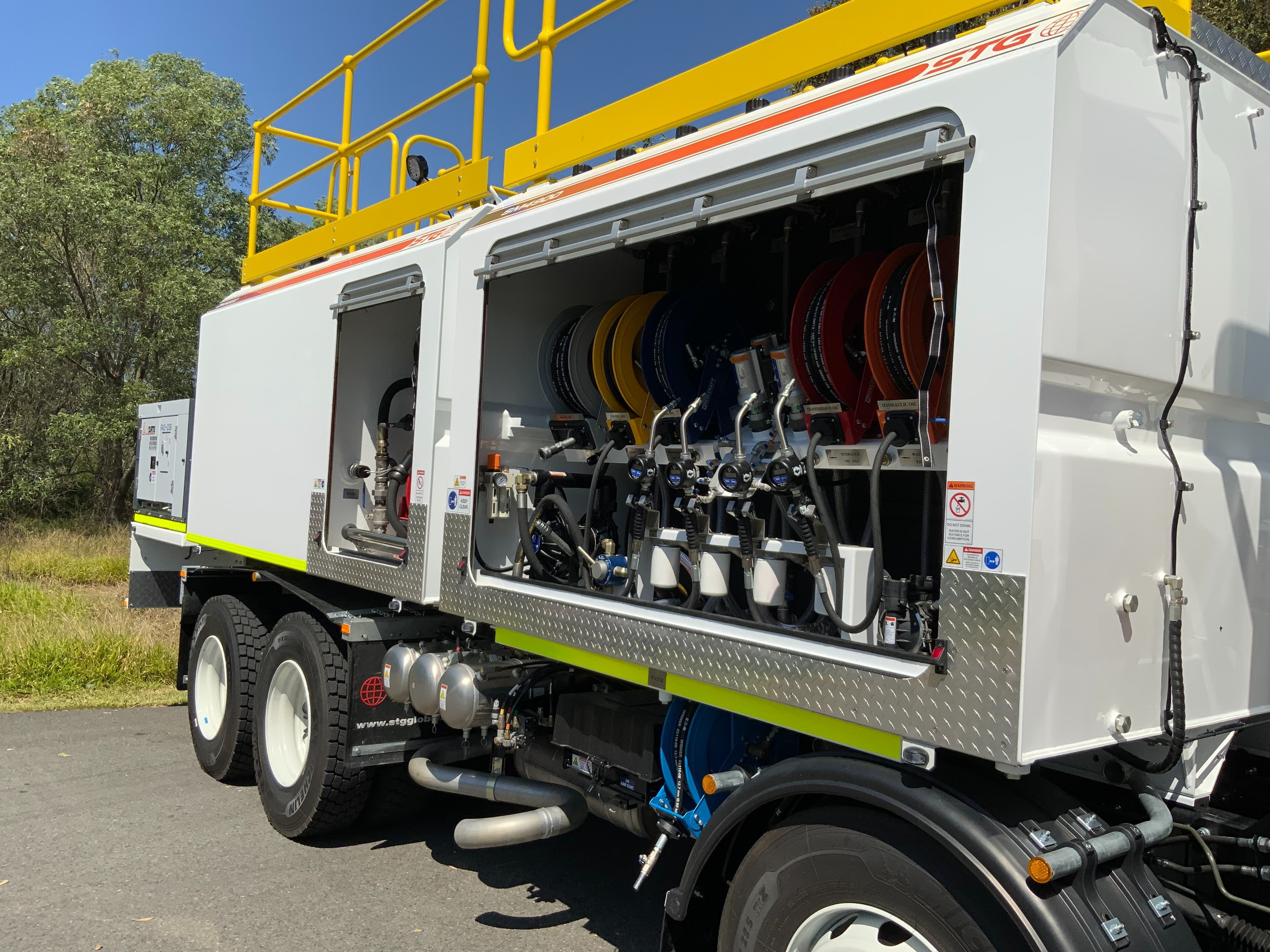2025 ISUZU FYH 300-350 9,000LT DIESEL + 7 X 700LT OIL TRUCK FYH 300-350 AUTOMATIC SERVICE BODY