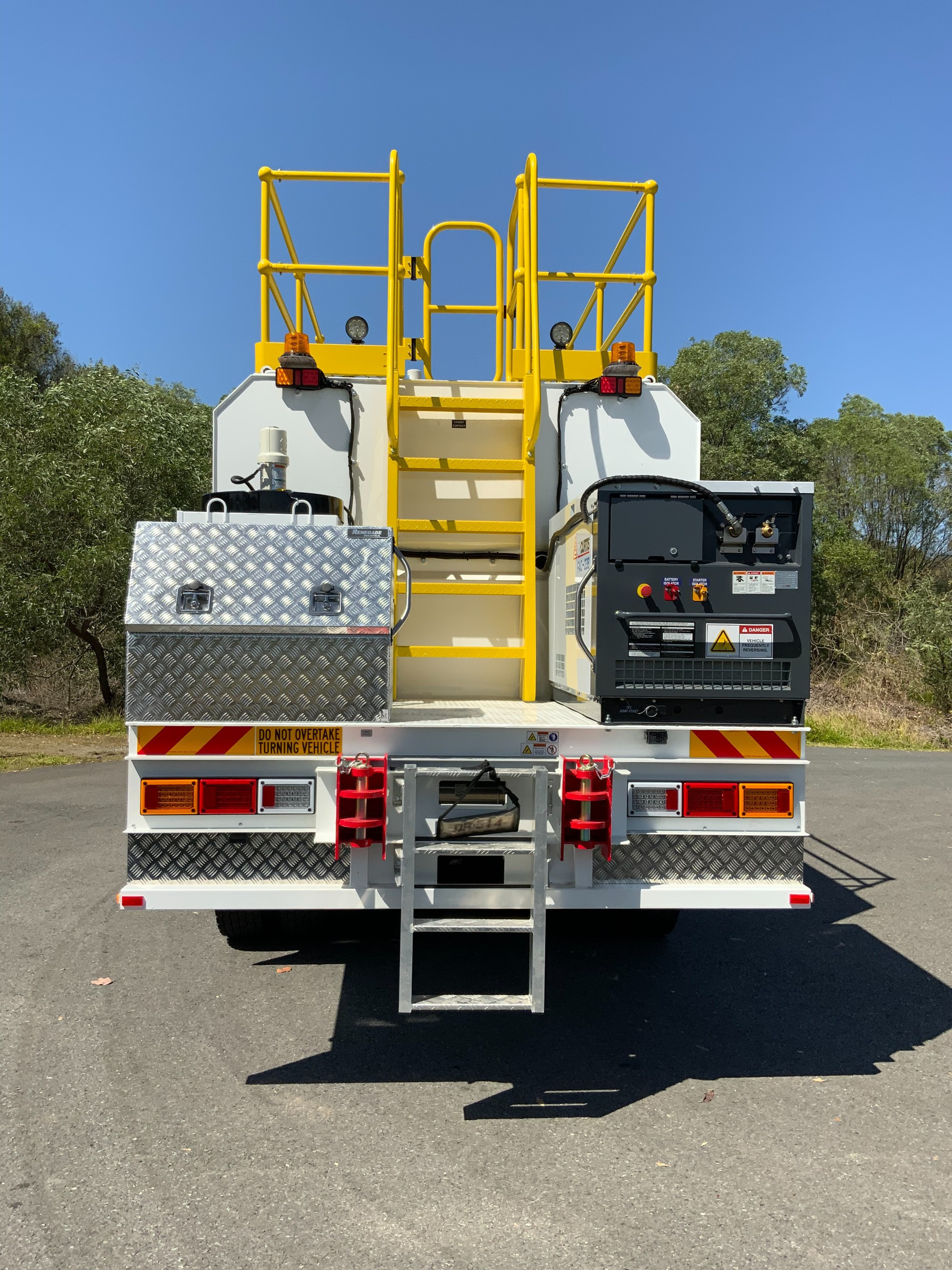 2025 ISUZU FYH 300-350 9,000LT DIESEL + 7 X 700LT OIL TRUCK FYH 300-350 AUTOMATIC SERVICE BODY