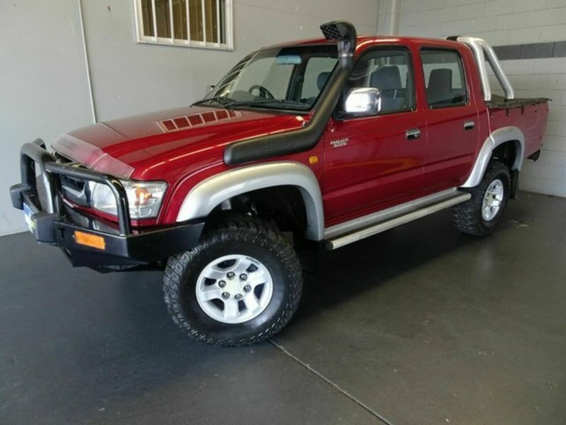 2005 TOYOTA HILUX SR5 (4x4) KZN165R