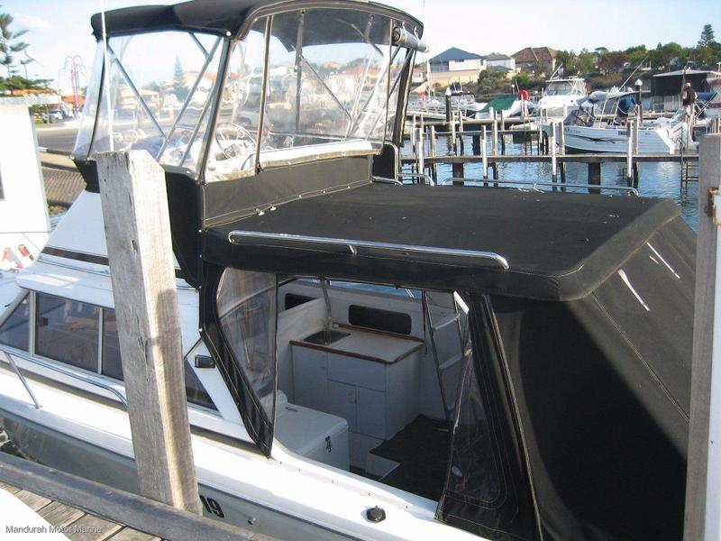 Caribbean 26 Flybridge Cruiser