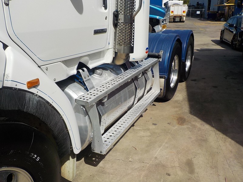 2003 STERLING LT9500 Truck