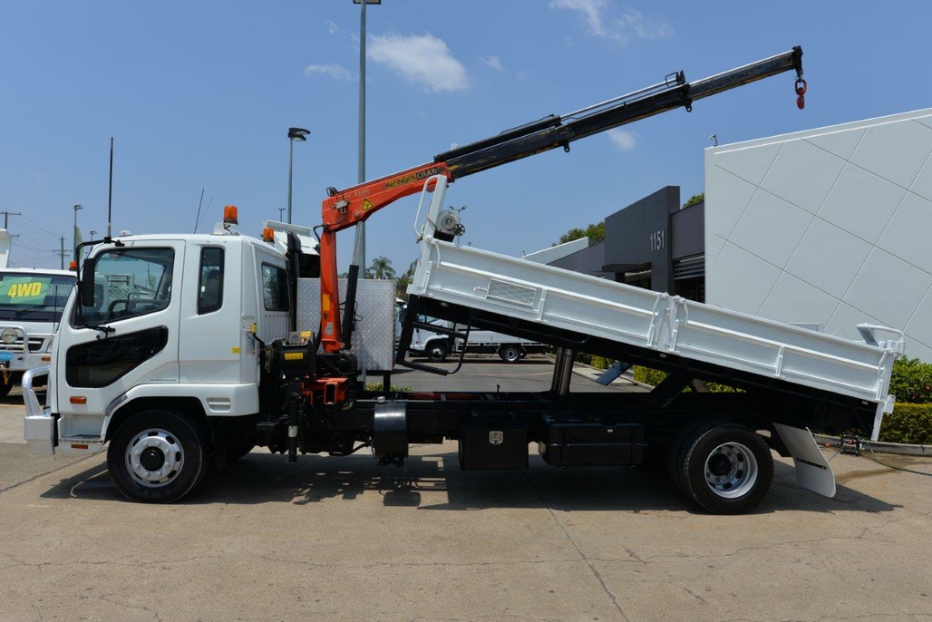 2009 MITSUBISHI FUSO FIGHTER TIPPER - CRANE TRUCK MANUAL TIPPER