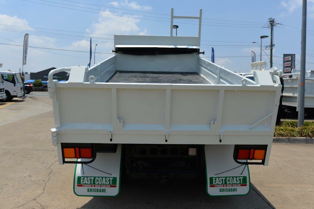 2009 MITSUBISHI FUSO FIGHTER TIPPER - CRANE TRUCK MANUAL TIPPER