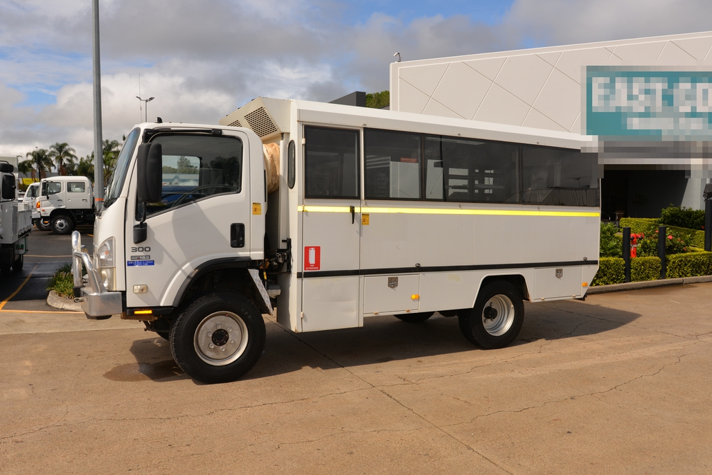 2010 ISUZU NPS 300 MANUAL 4X4 BUS