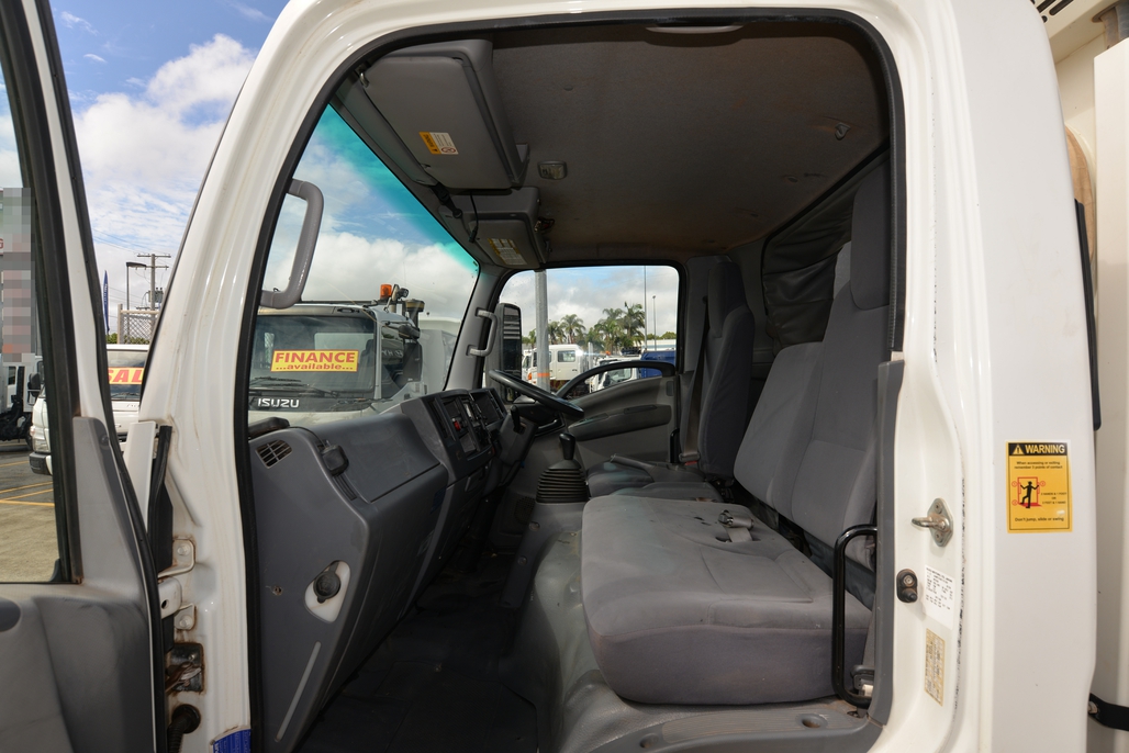 2010 ISUZU NPS 300 MANUAL 4X4 BUS