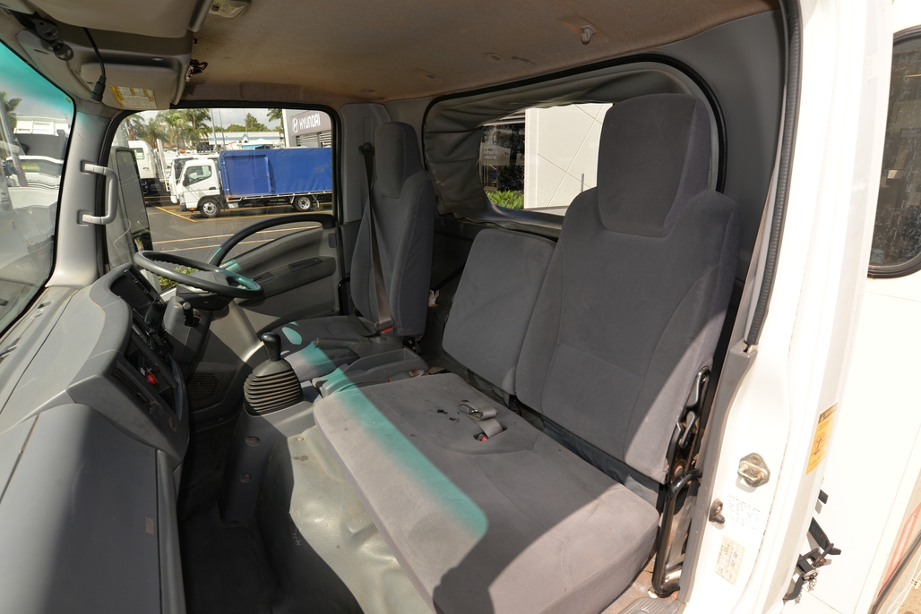 2010 ISUZU NPS 300 MANUAL 4X4 BUS