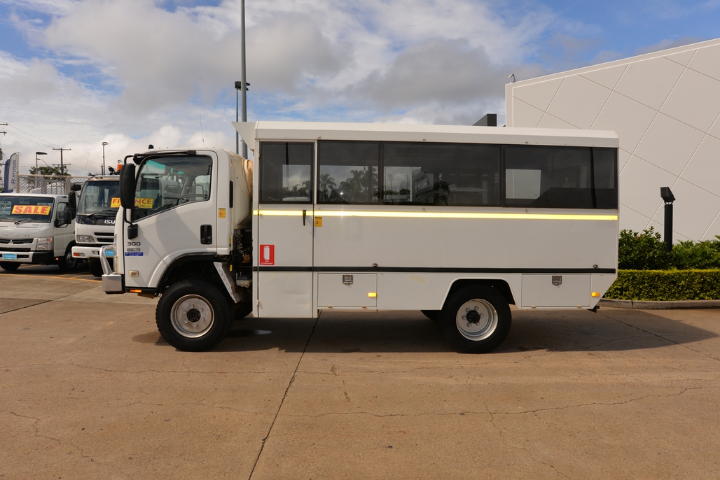 2010 ISUZU NPS 300 MANUAL 4X4 BUS
