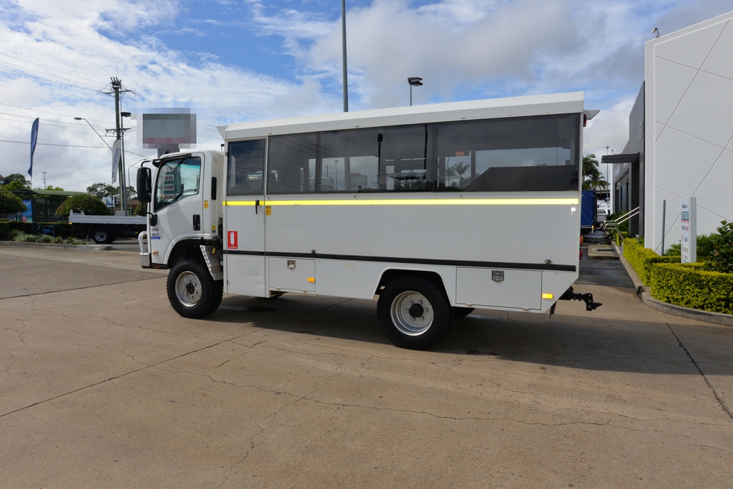 2010 ISUZU NPS 300 MANUAL 4X4 BUS