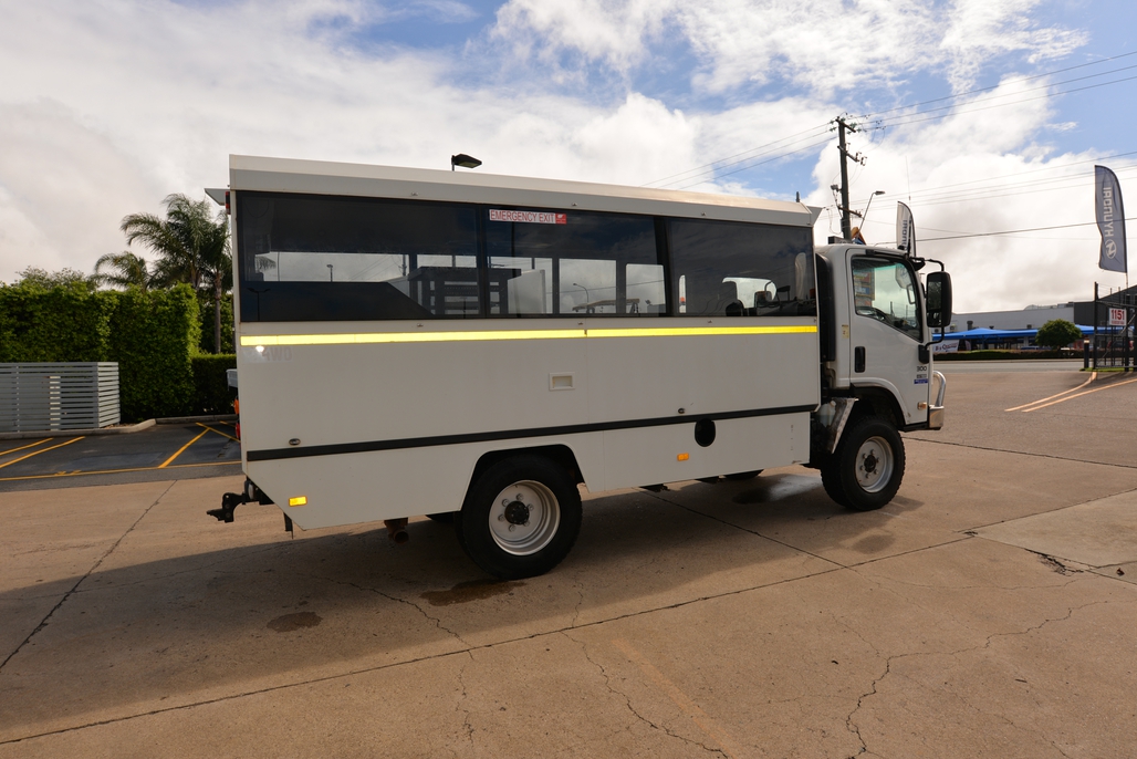 2010 ISUZU NPS 300 MANUAL 4X4 BUS