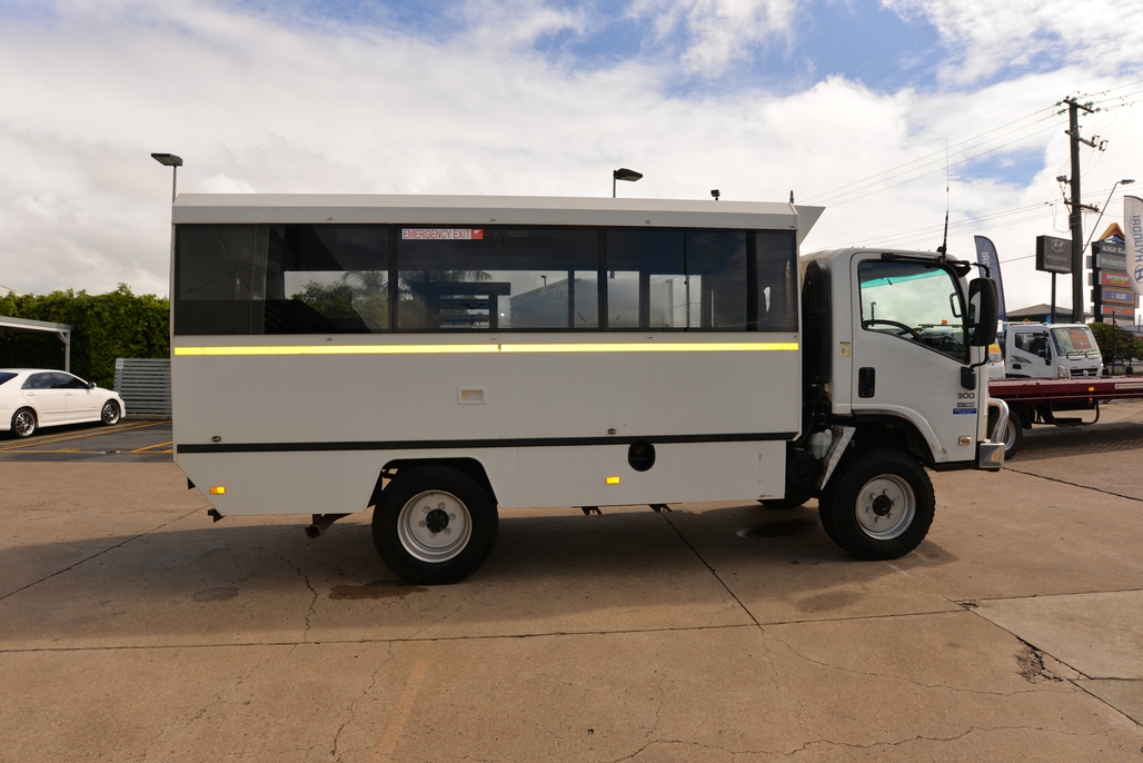 2010 ISUZU NPS 300 MANUAL 4X4 BUS