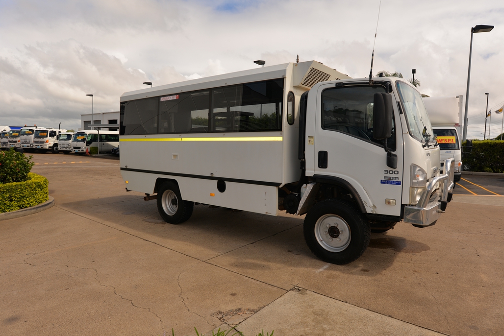 2010 ISUZU NPS 300 MANUAL 4X4 BUS