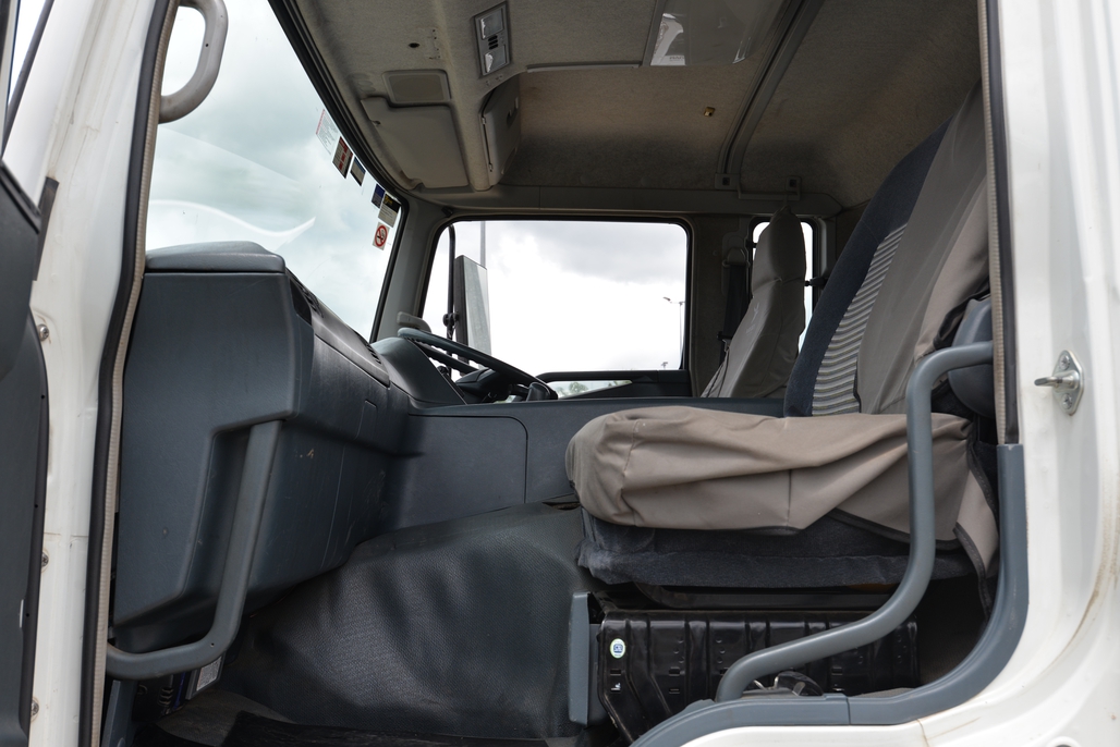 2008 MITSUBISHI FUSO FV 500 MANUAL CRANE TRUCK
