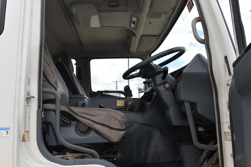 2008 MITSUBISHI FUSO FV 500 MANUAL CRANE TRUCK